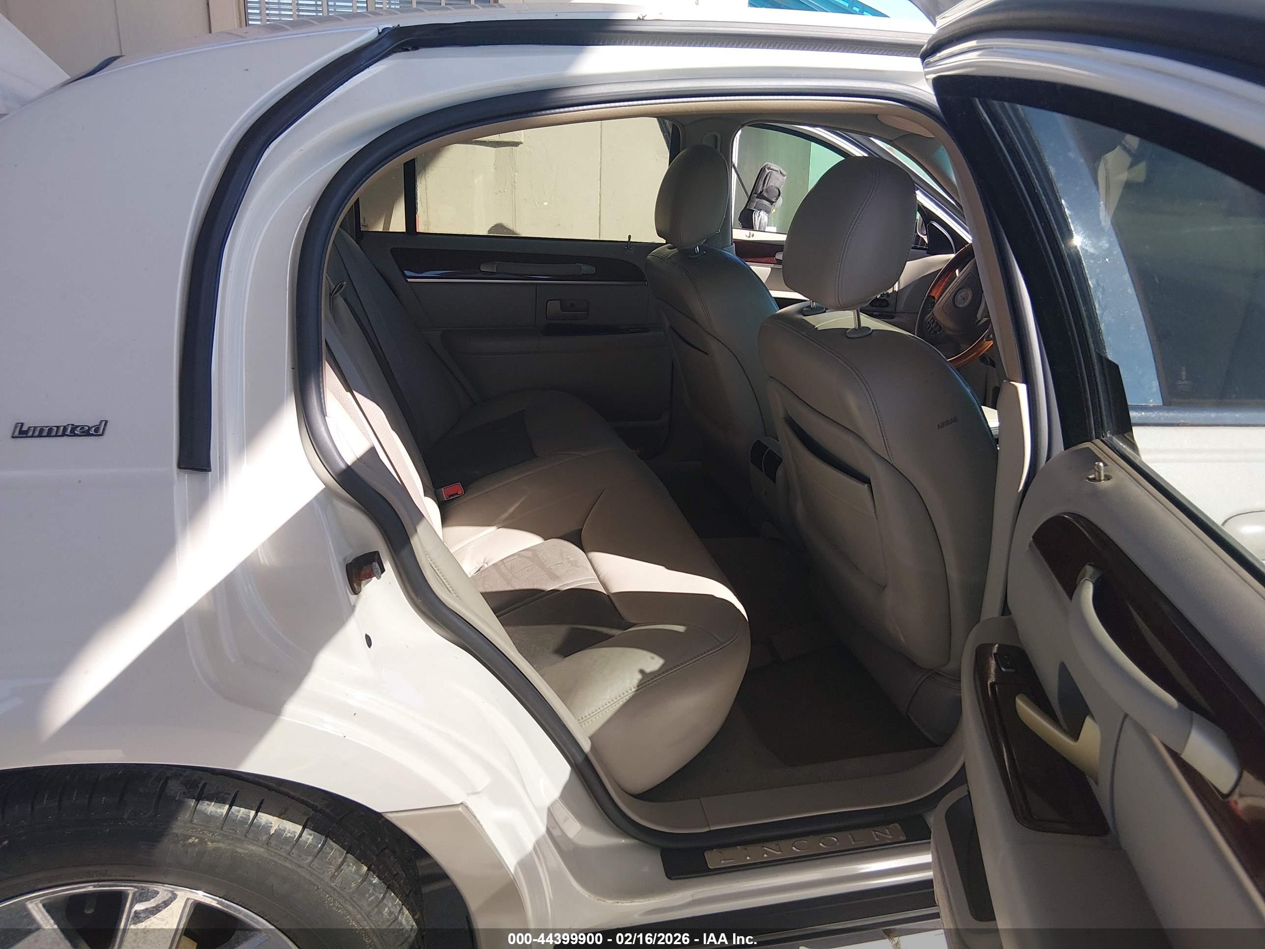 LINCOLN TOWN image 8