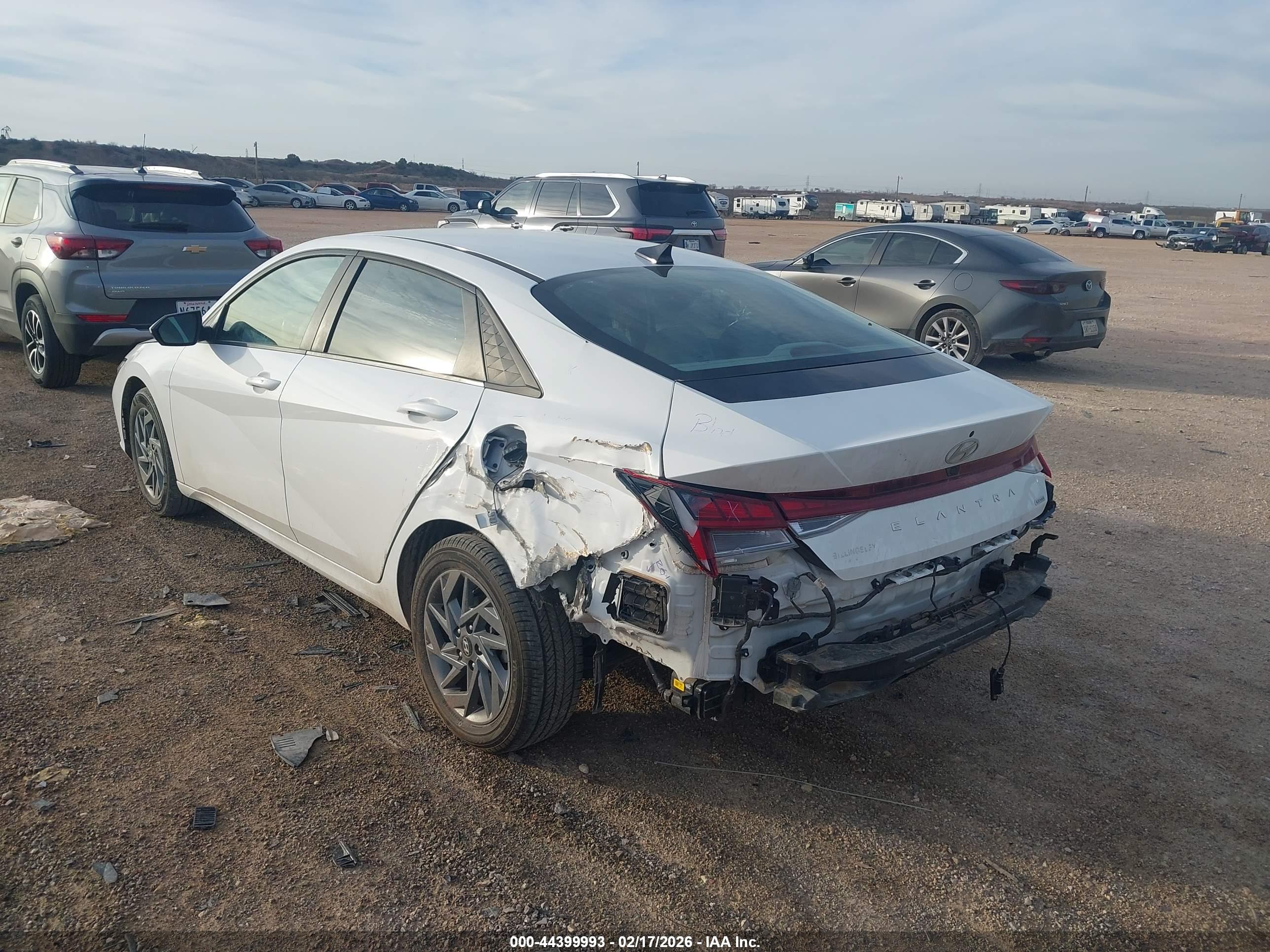 HYUNDAI ELANTRA image 3