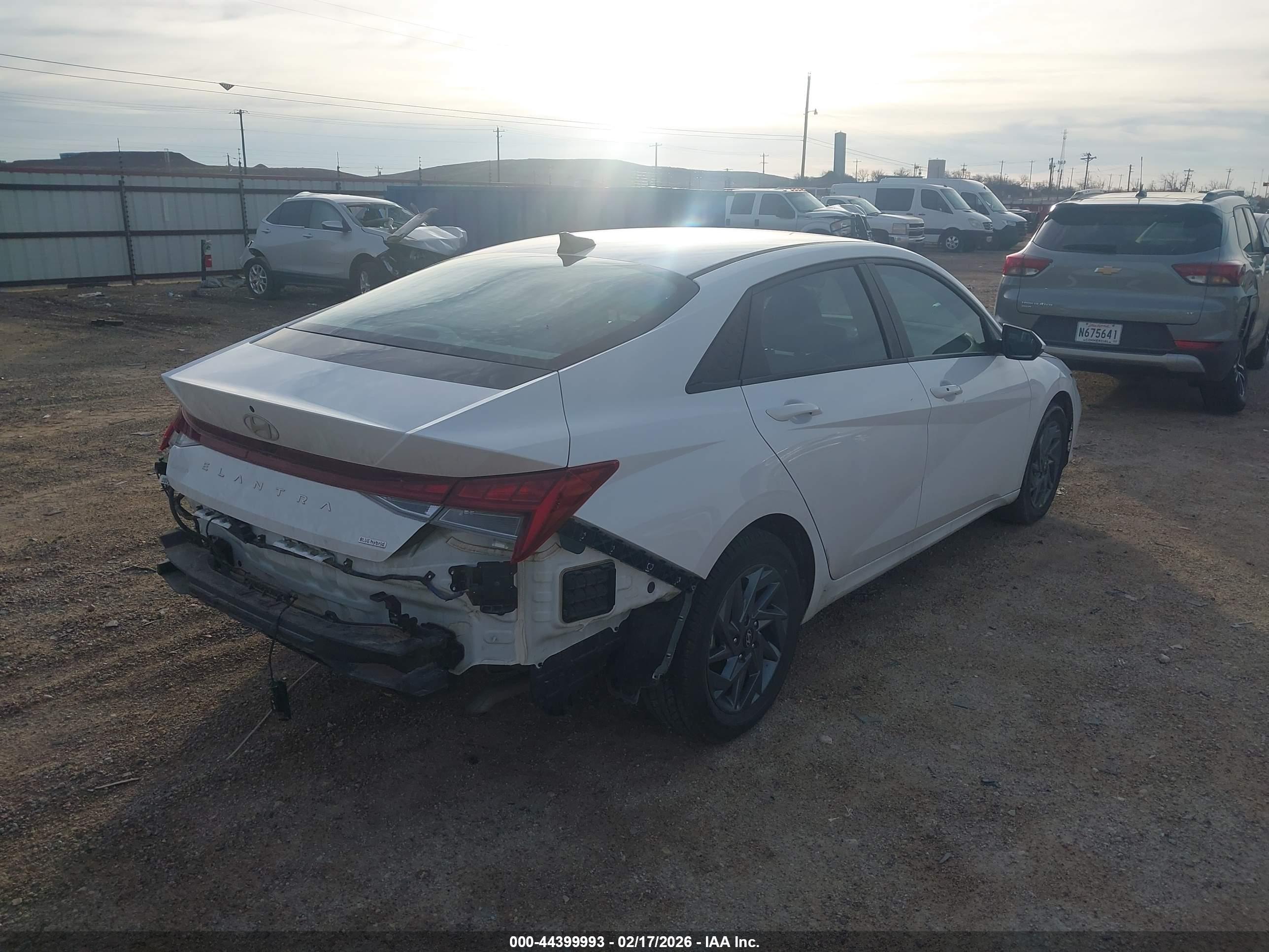 HYUNDAI ELANTRA image 4