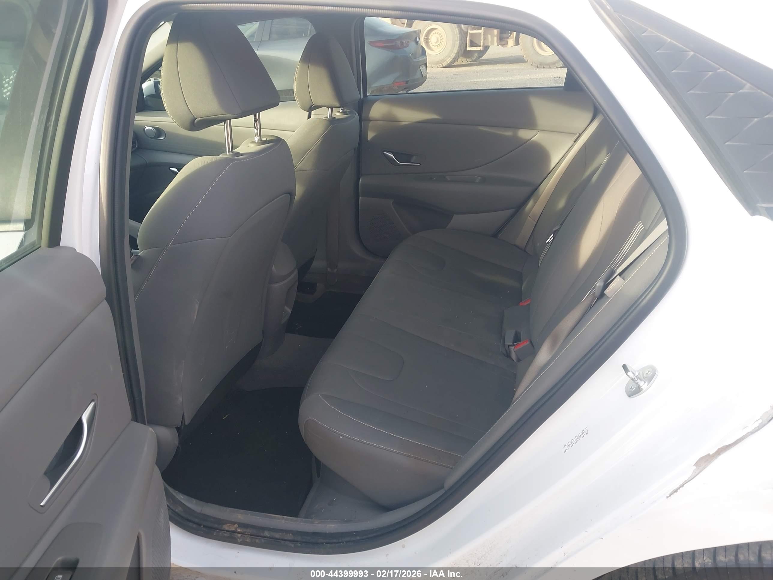 HYUNDAI ELANTRA image 8