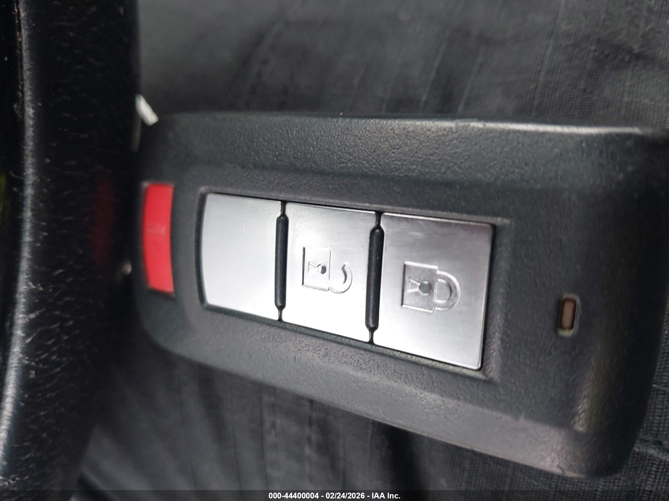 MITSUBISHI OUTLANDER image 11