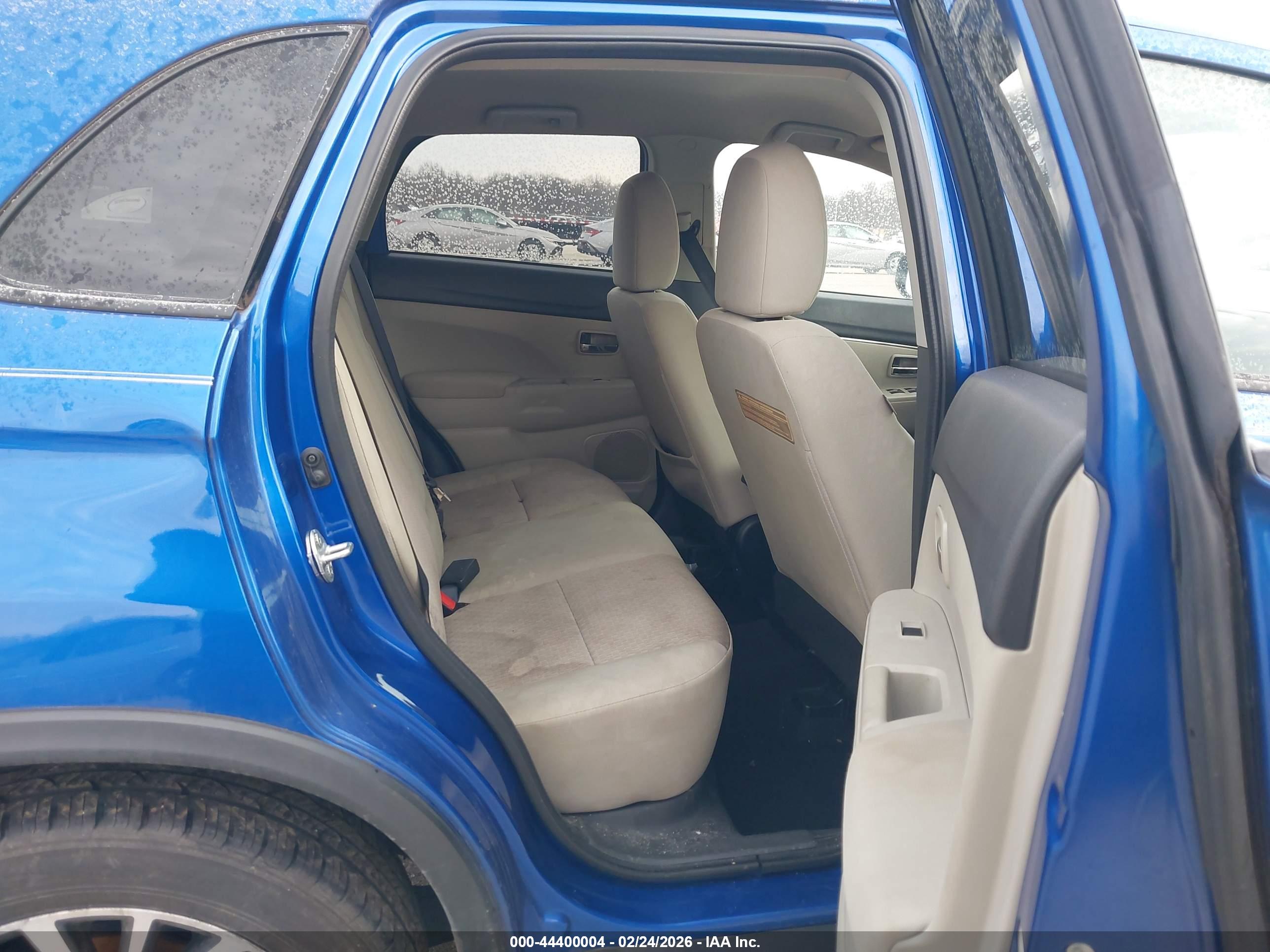 MITSUBISHI OUTLANDER image 8