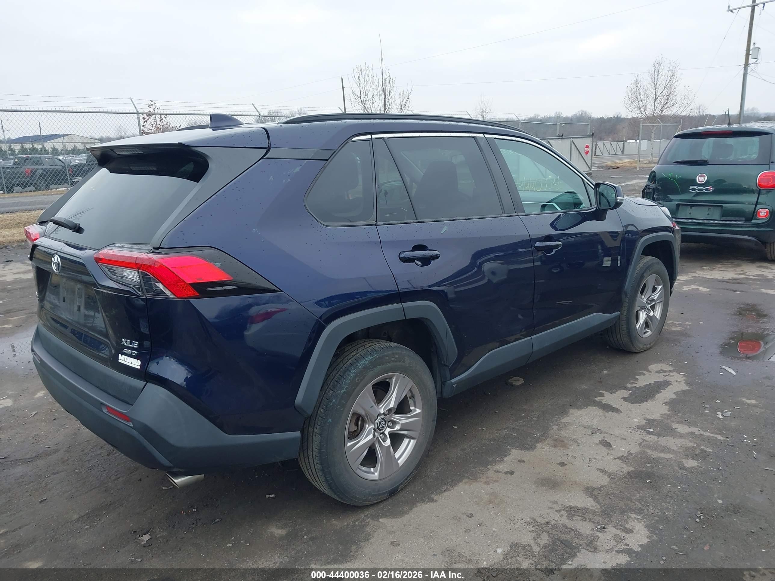 TOYOTA RAV4 image 4