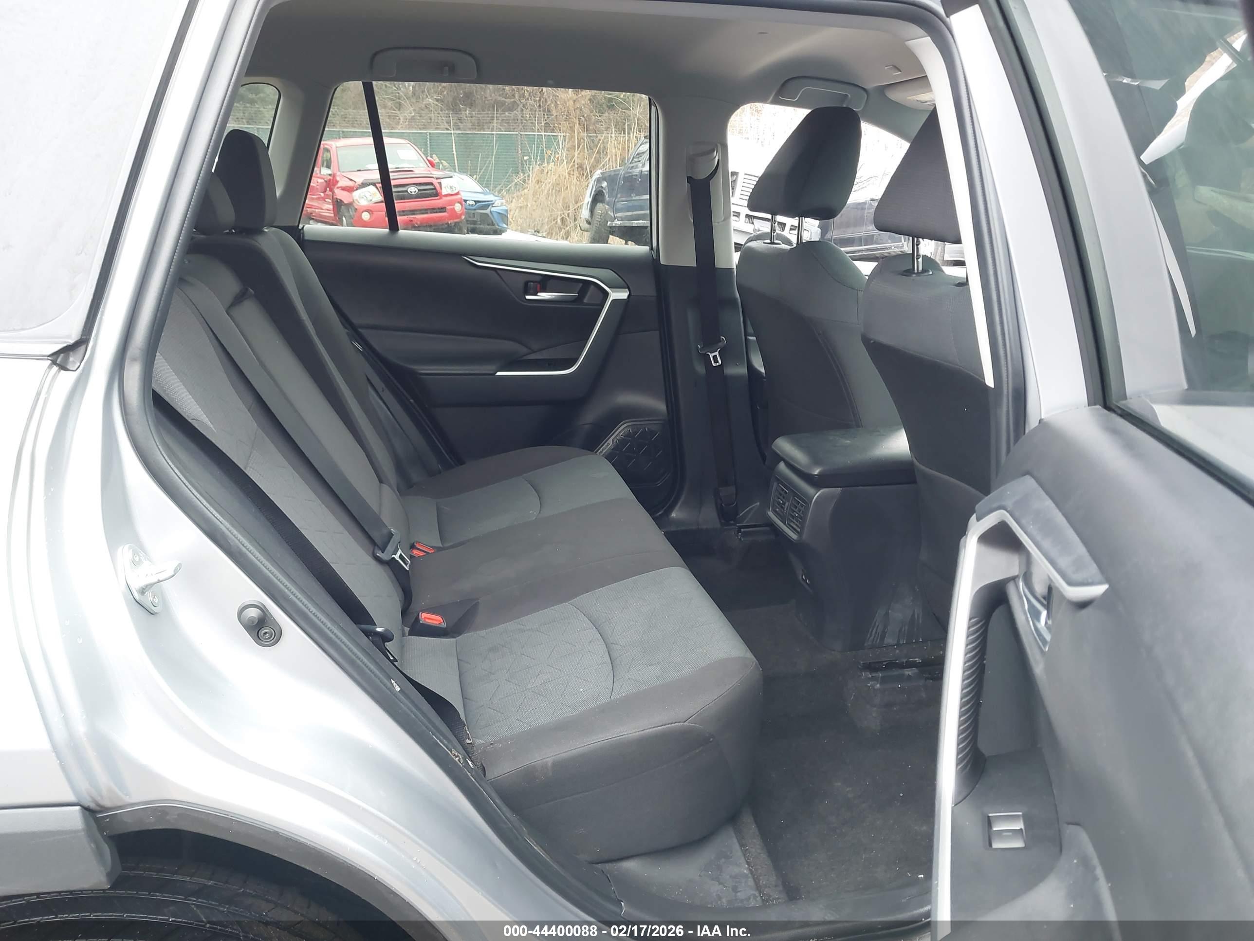 TOYOTA RAV4 image 8