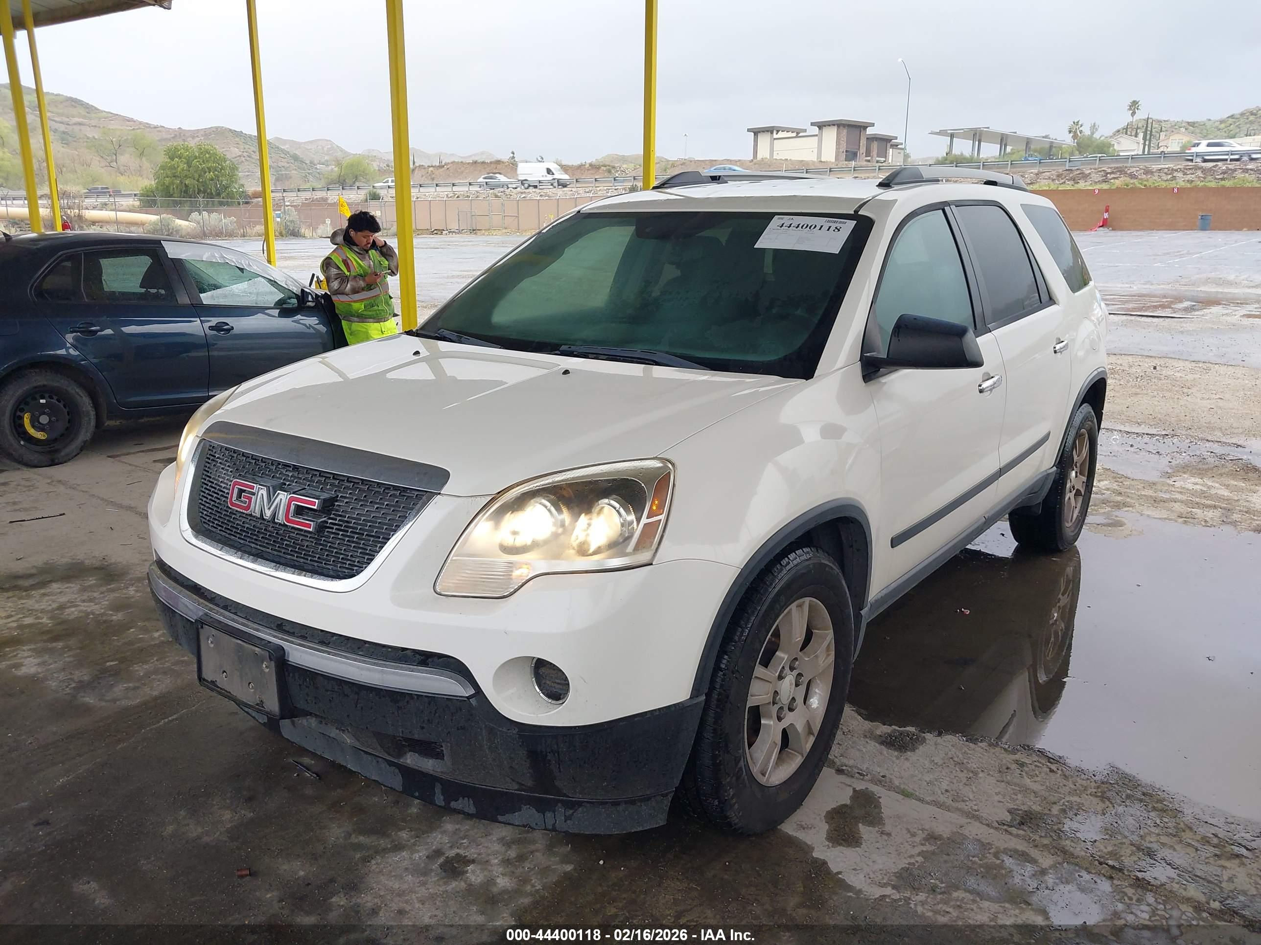 GMC ACADIA image 2
