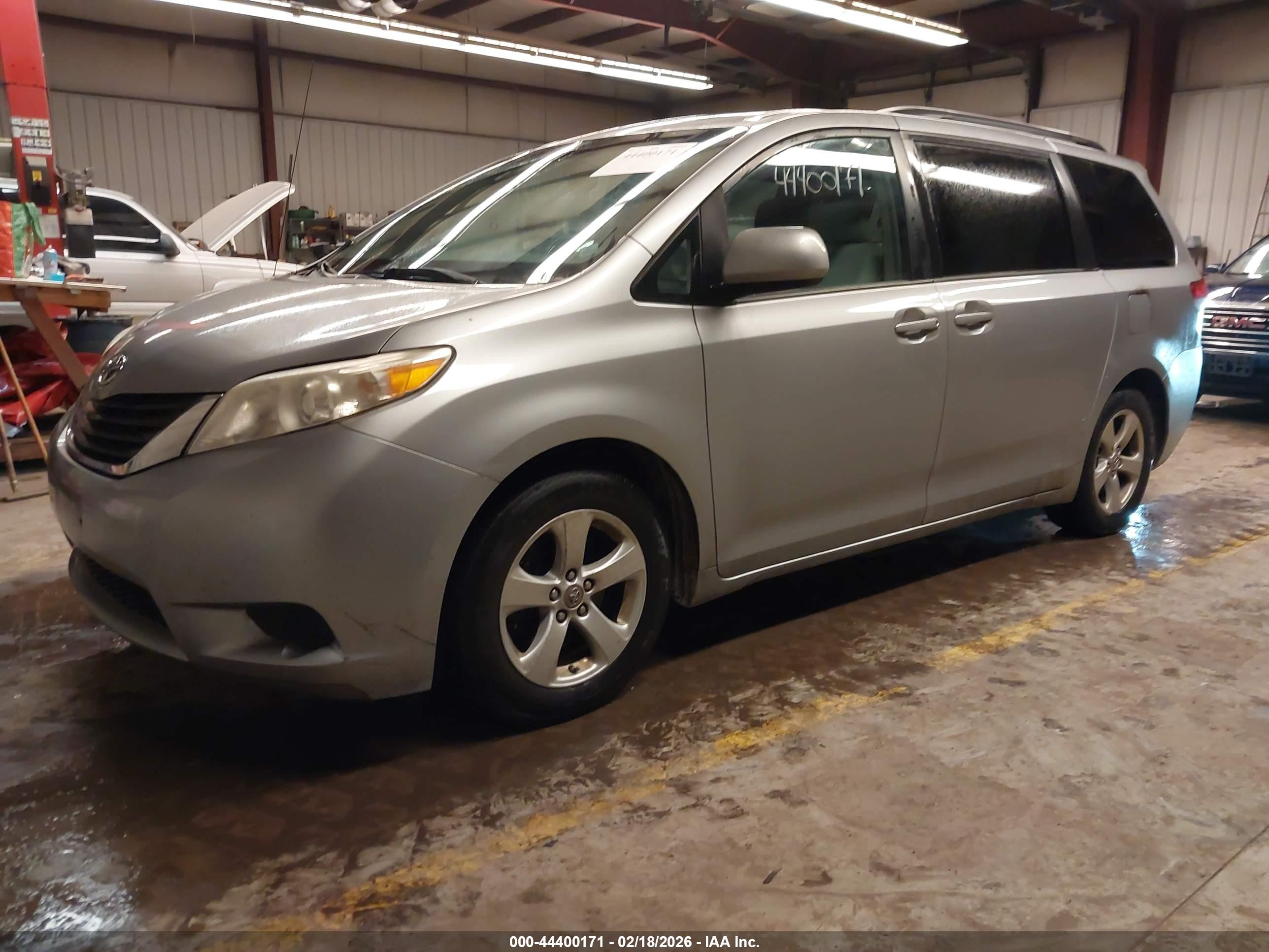 TOYOTA SIENNA image 2