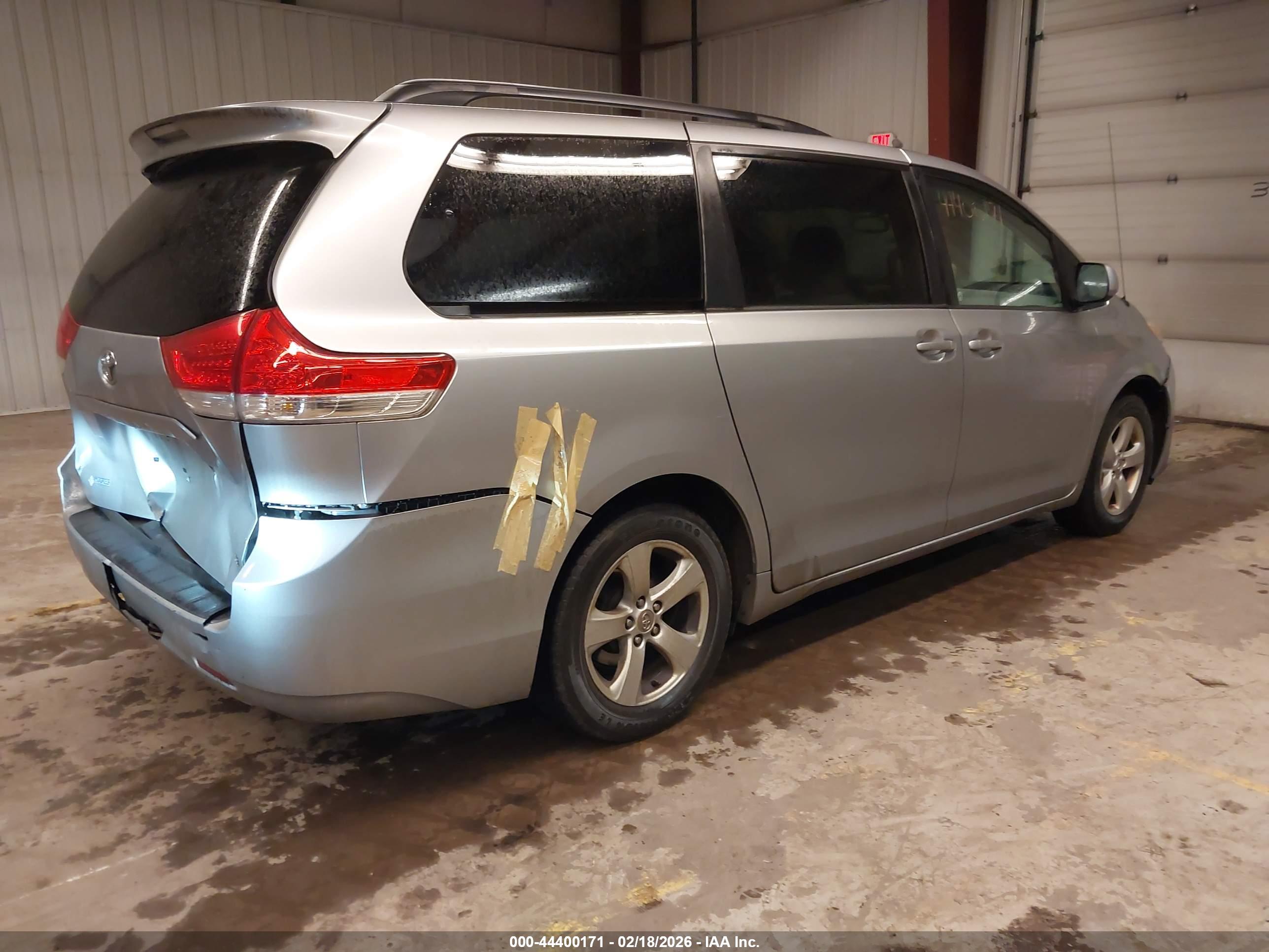 TOYOTA SIENNA image 4