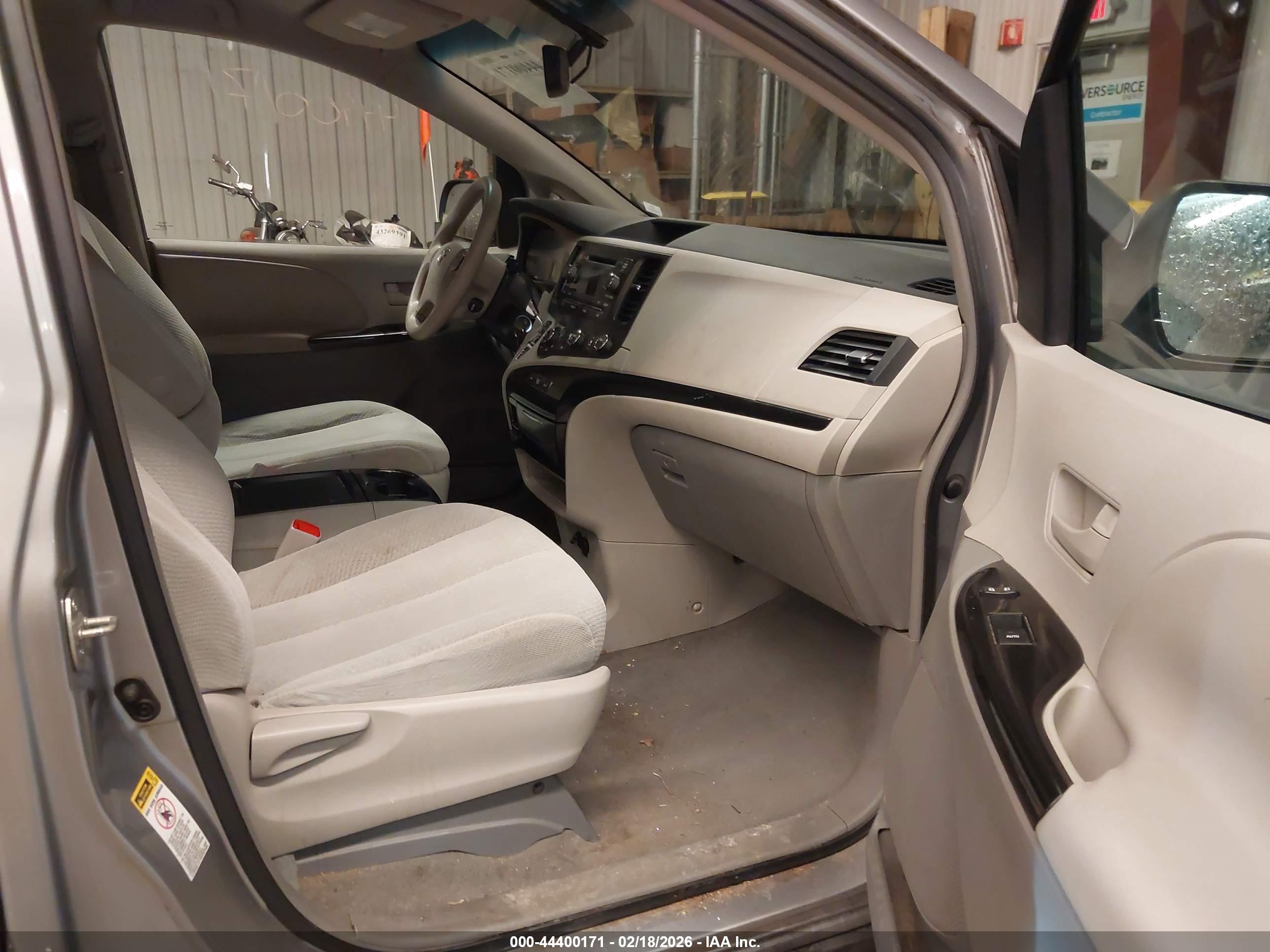 TOYOTA SIENNA image 5