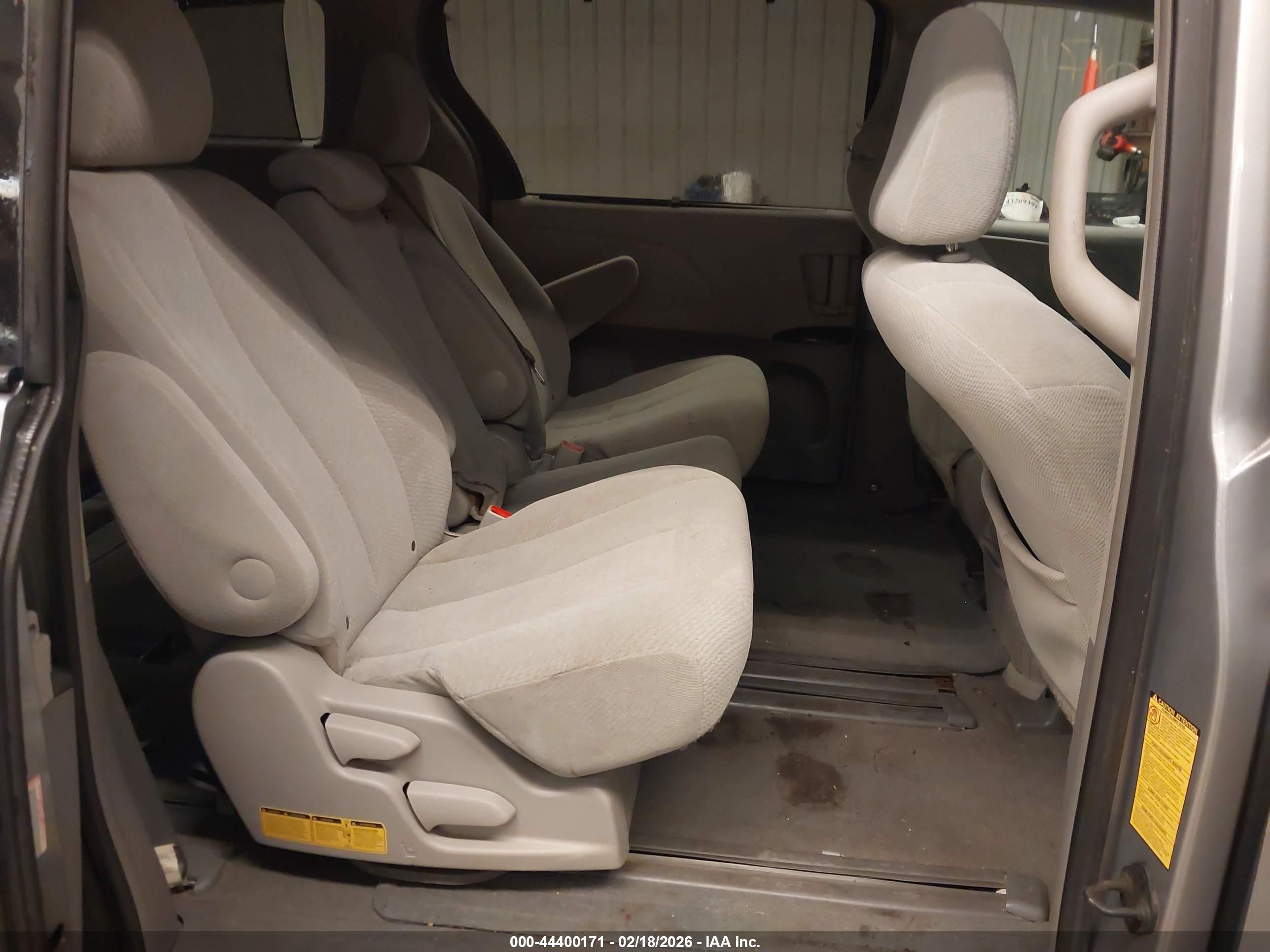 TOYOTA SIENNA image 8
