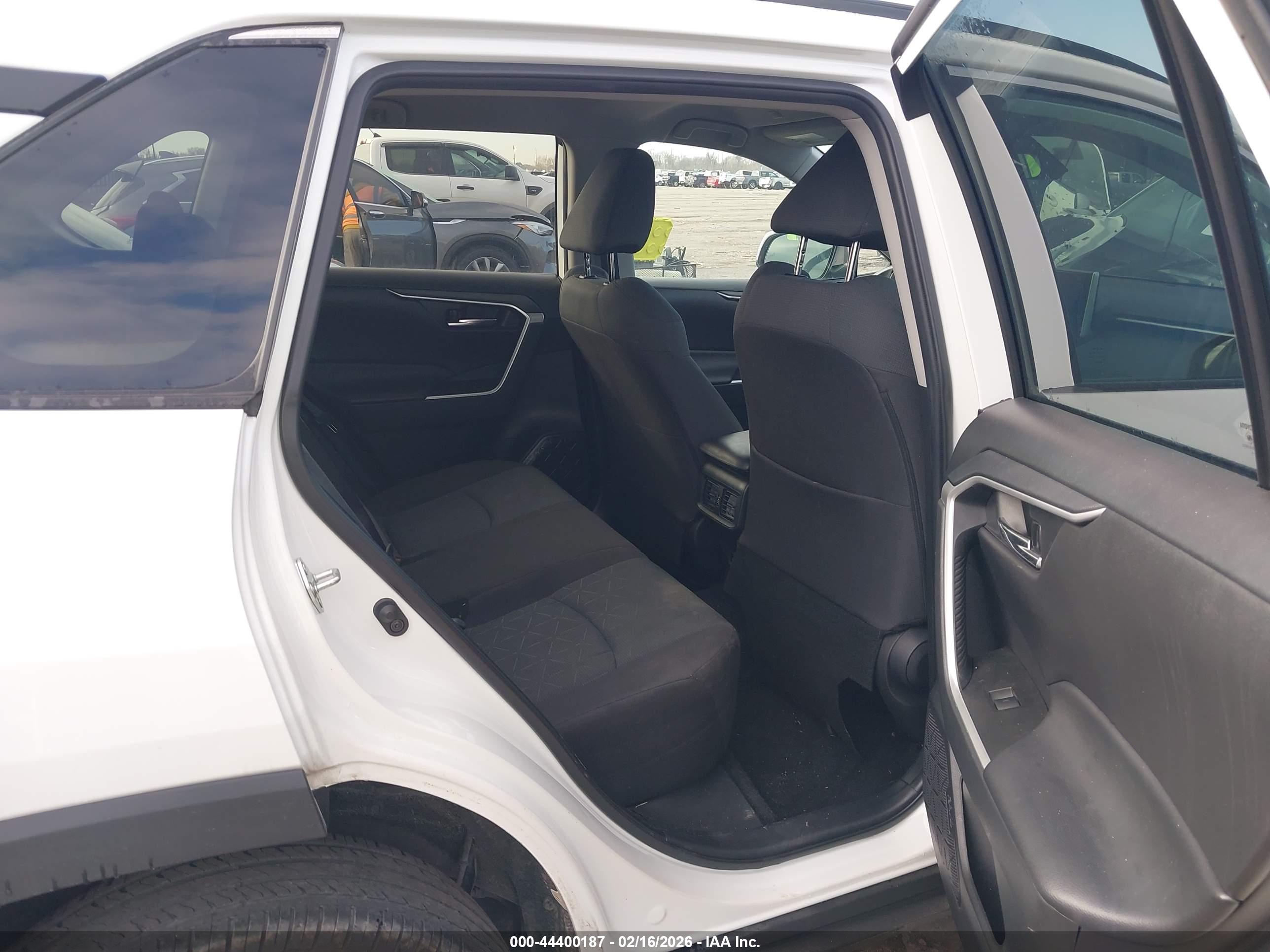 TOYOTA RAV4 image 8