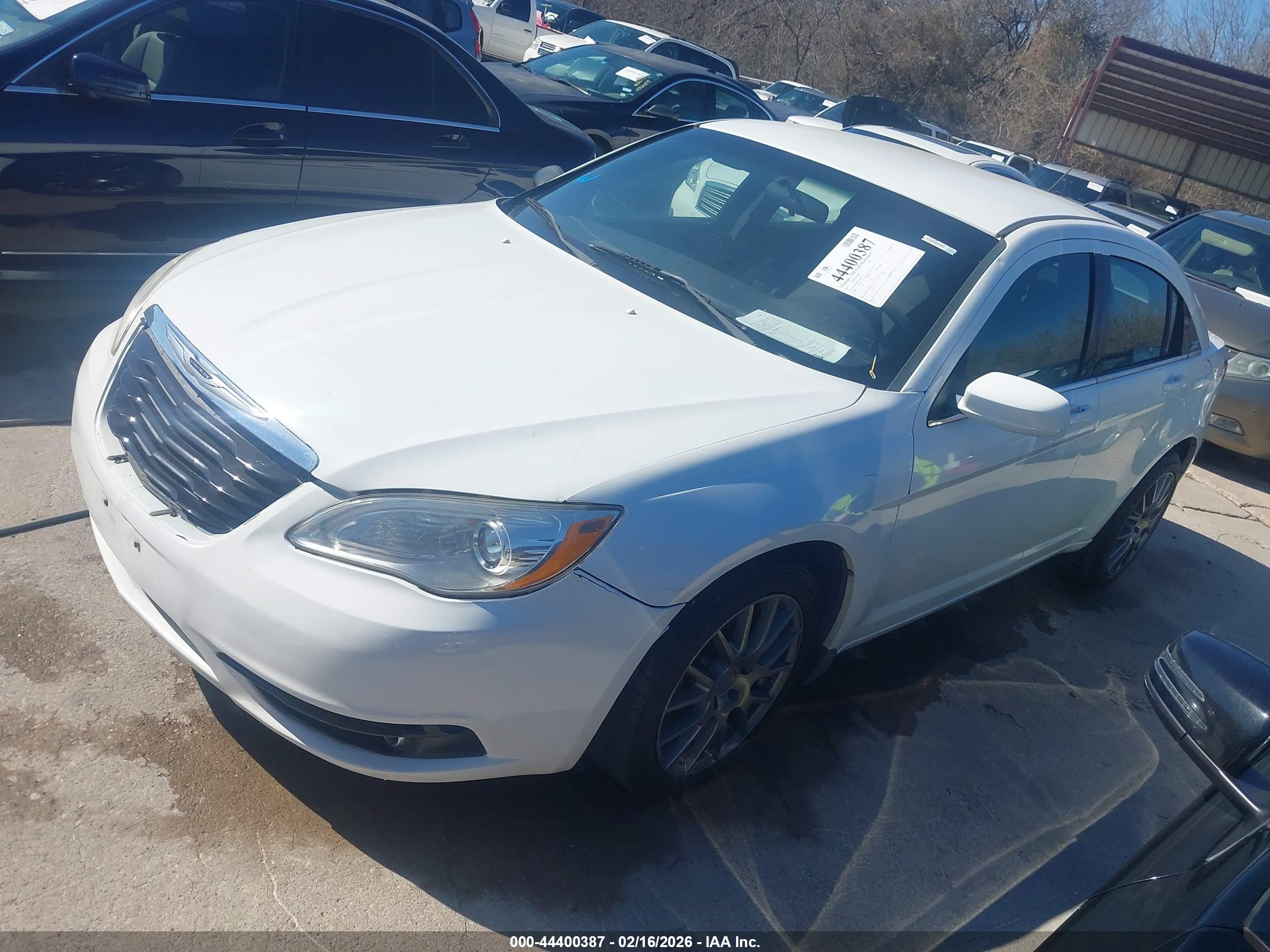 CHRYSLER 200 image 2
