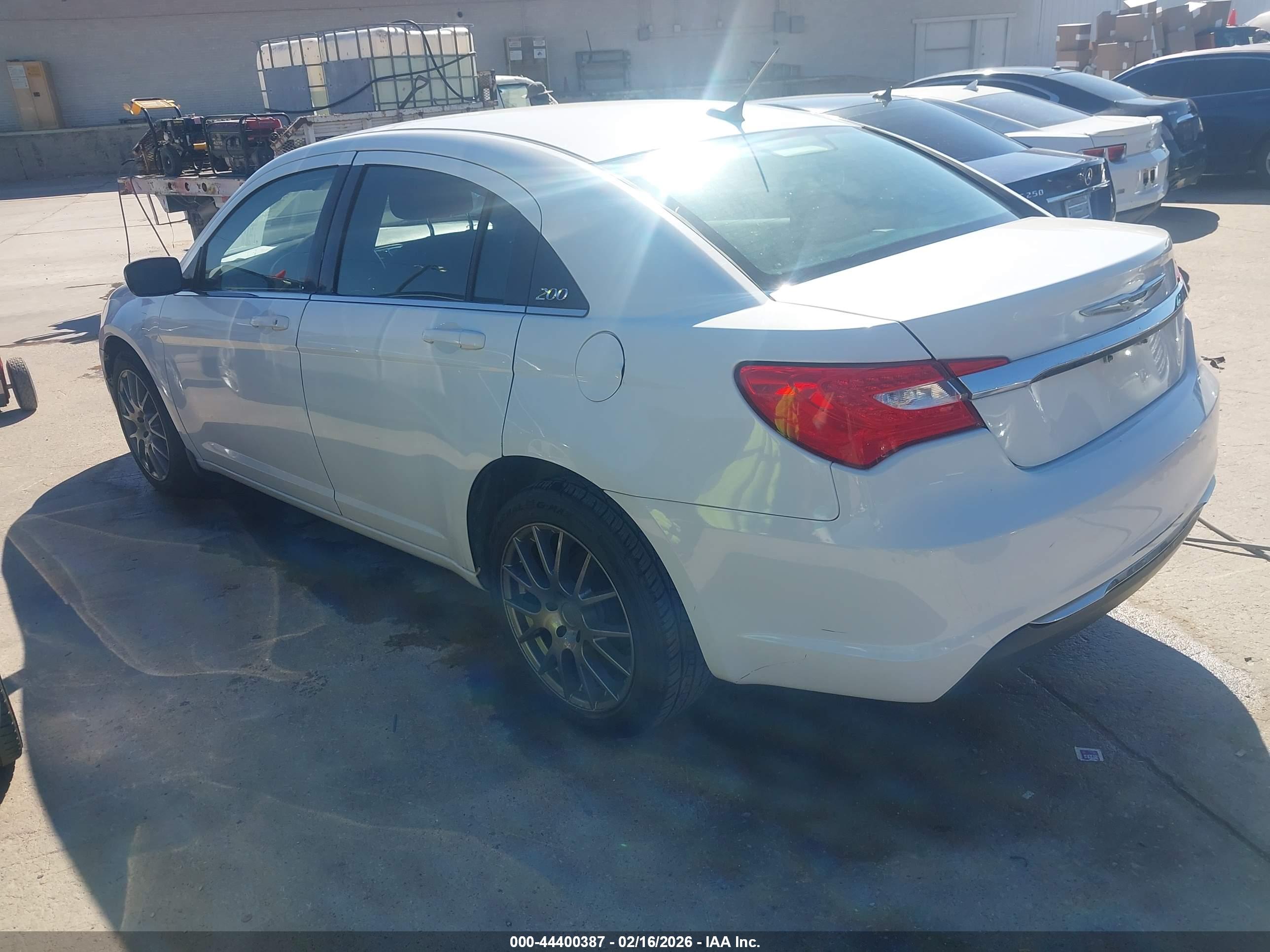 CHRYSLER 200 image 3