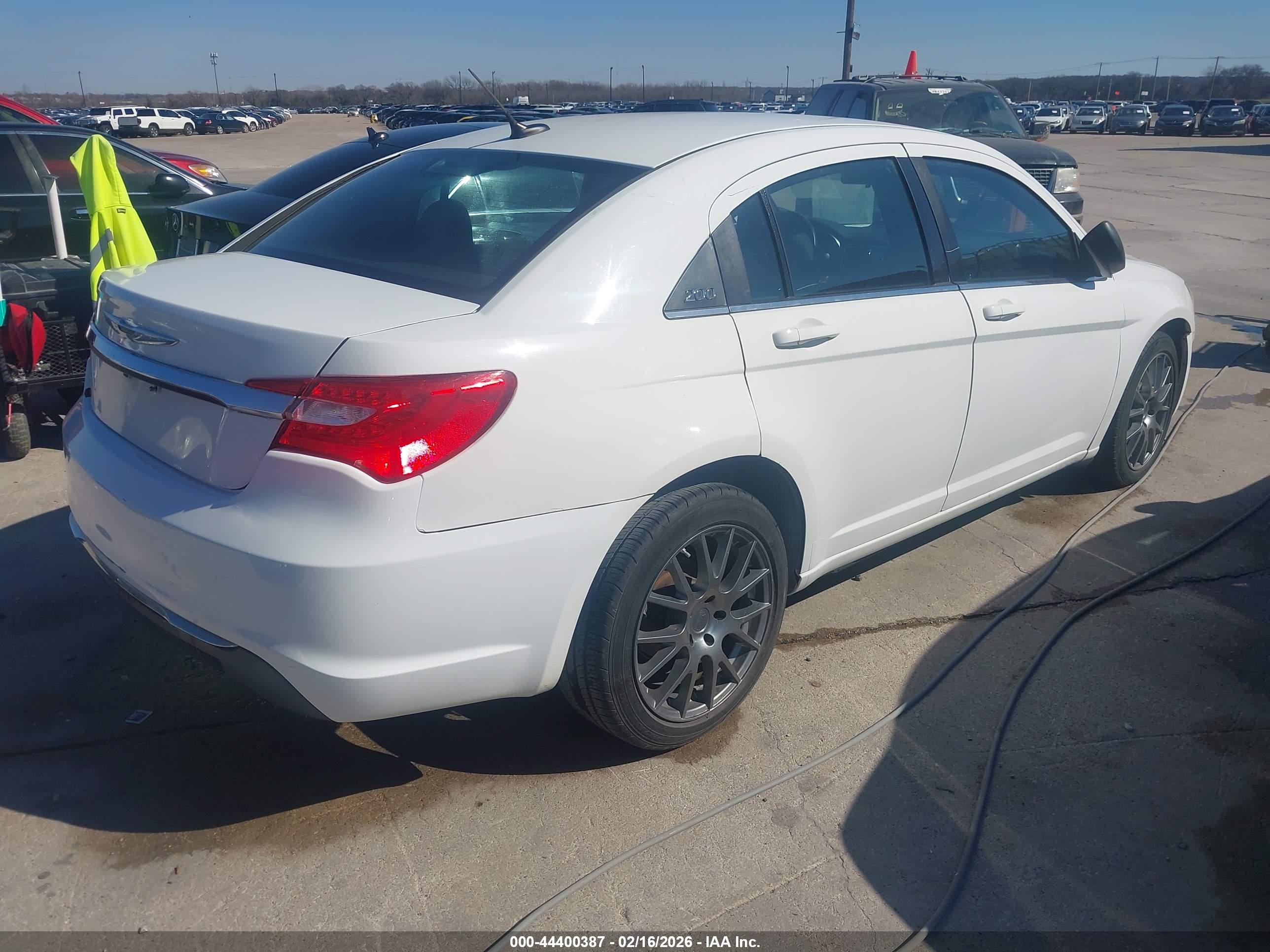 CHRYSLER 200 image 4