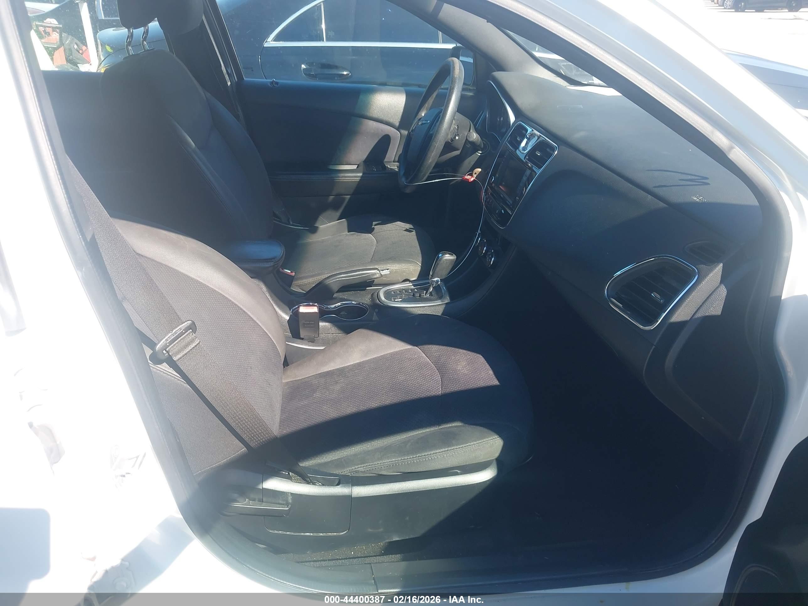 CHRYSLER 200 image 5