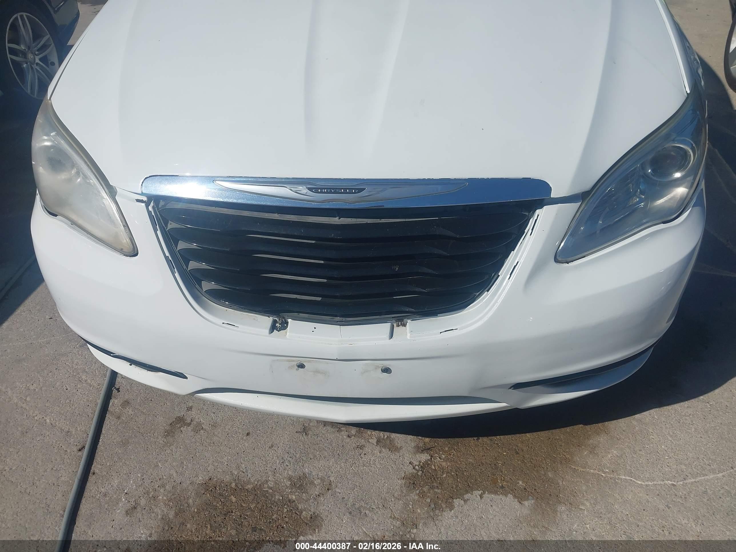 CHRYSLER 200 image 6