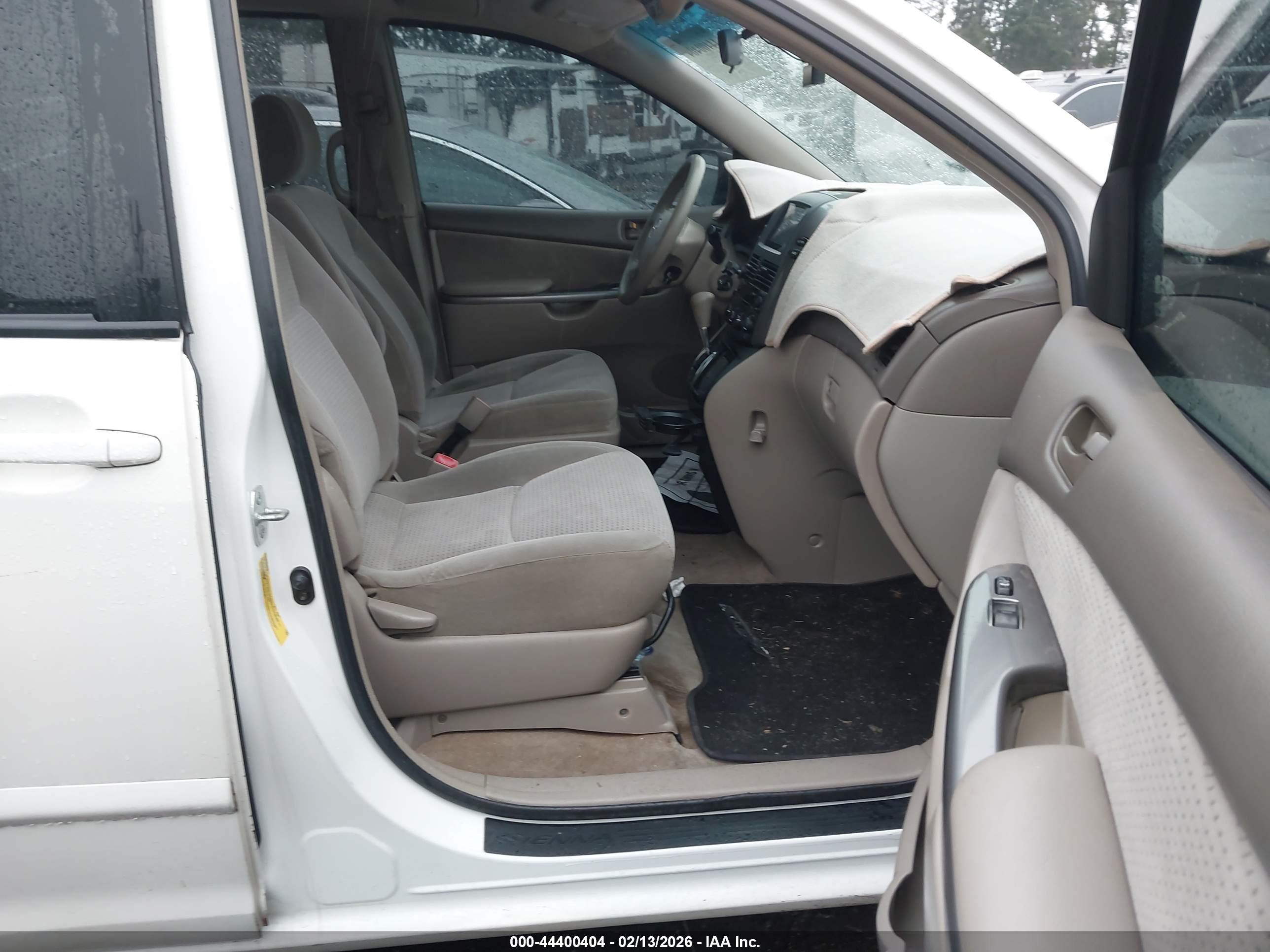 TOYOTA SIENNA image 5