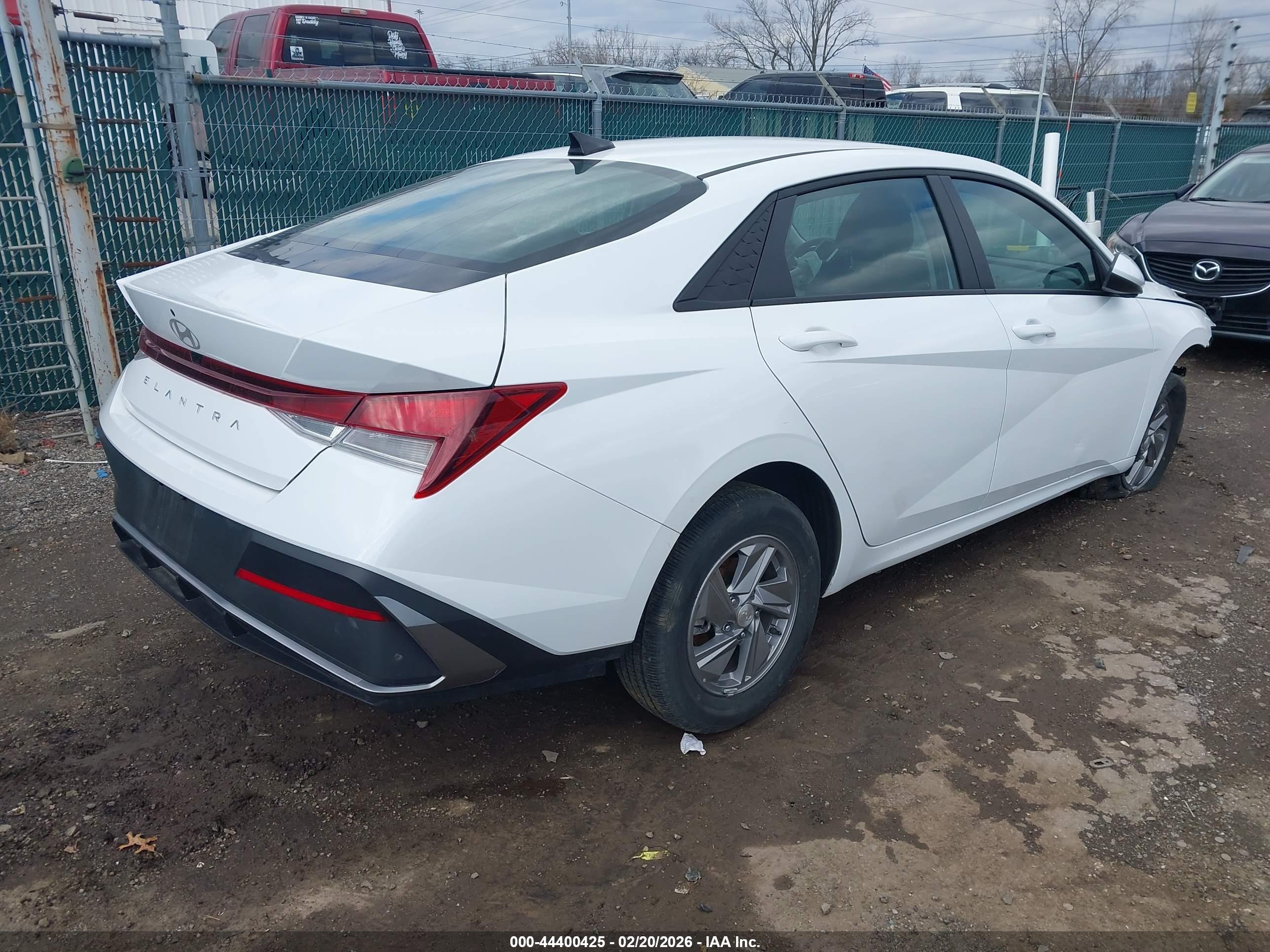 HYUNDAI ELANTRA image 4