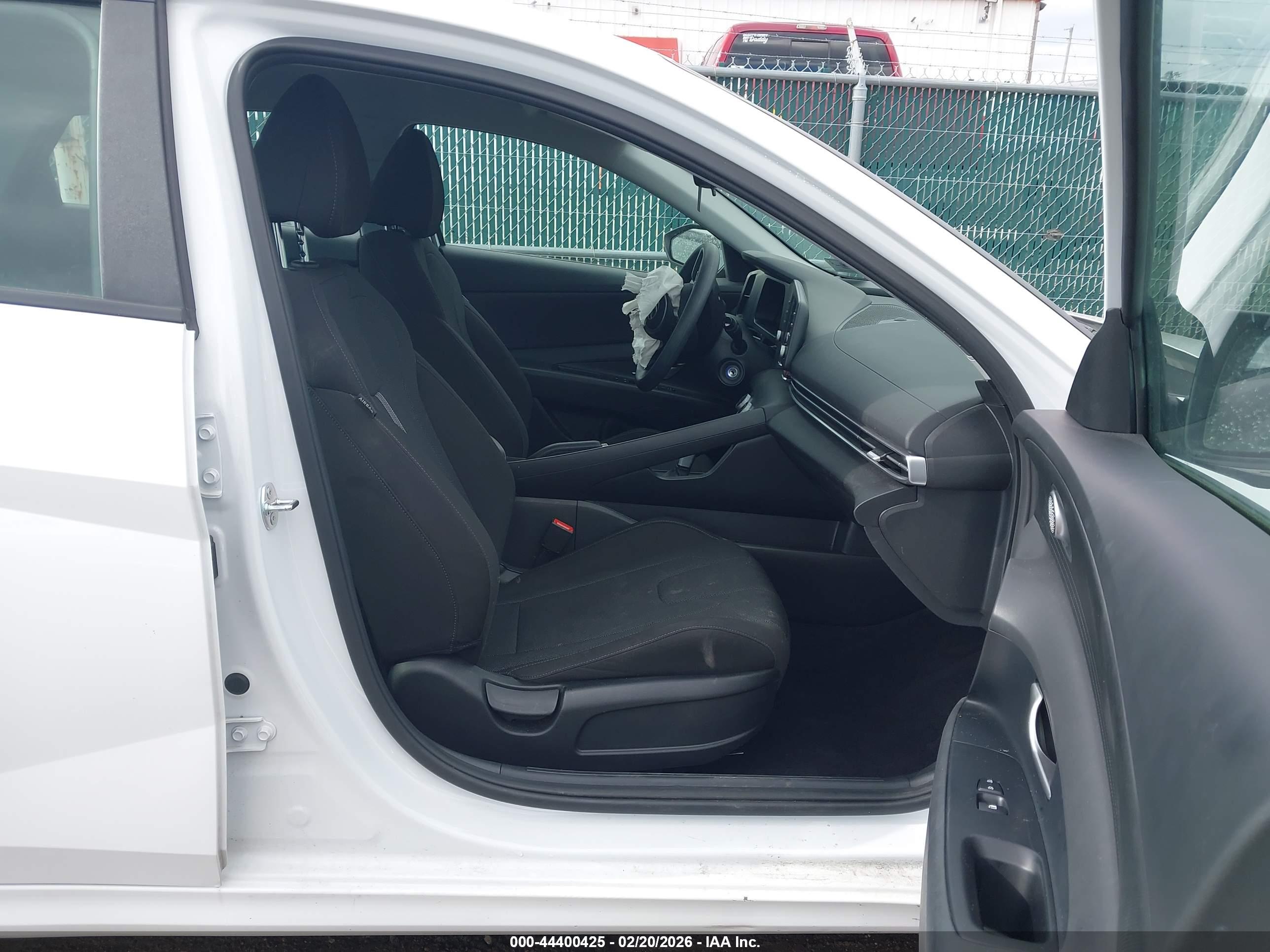 HYUNDAI ELANTRA image 5