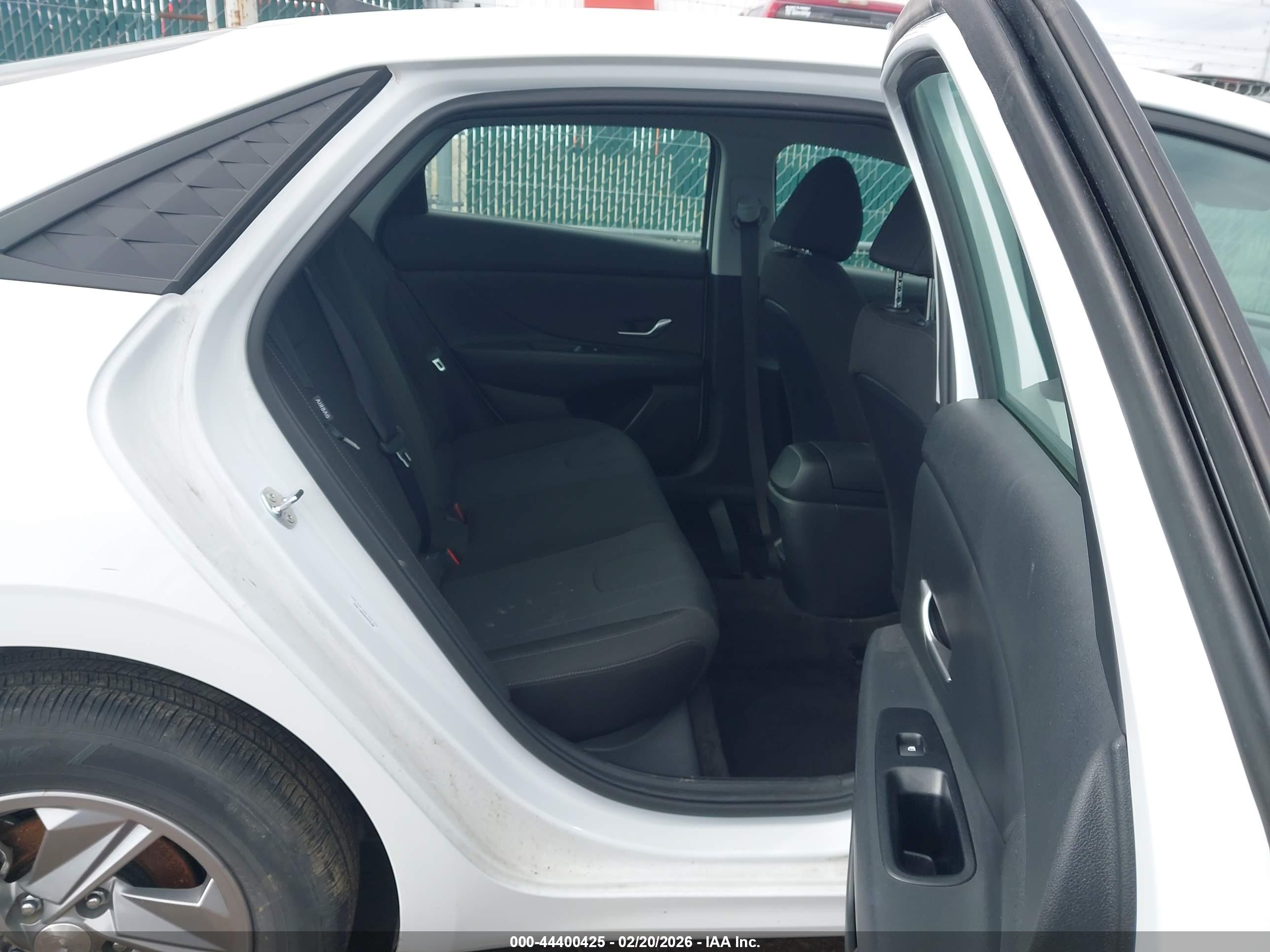 HYUNDAI ELANTRA image 8