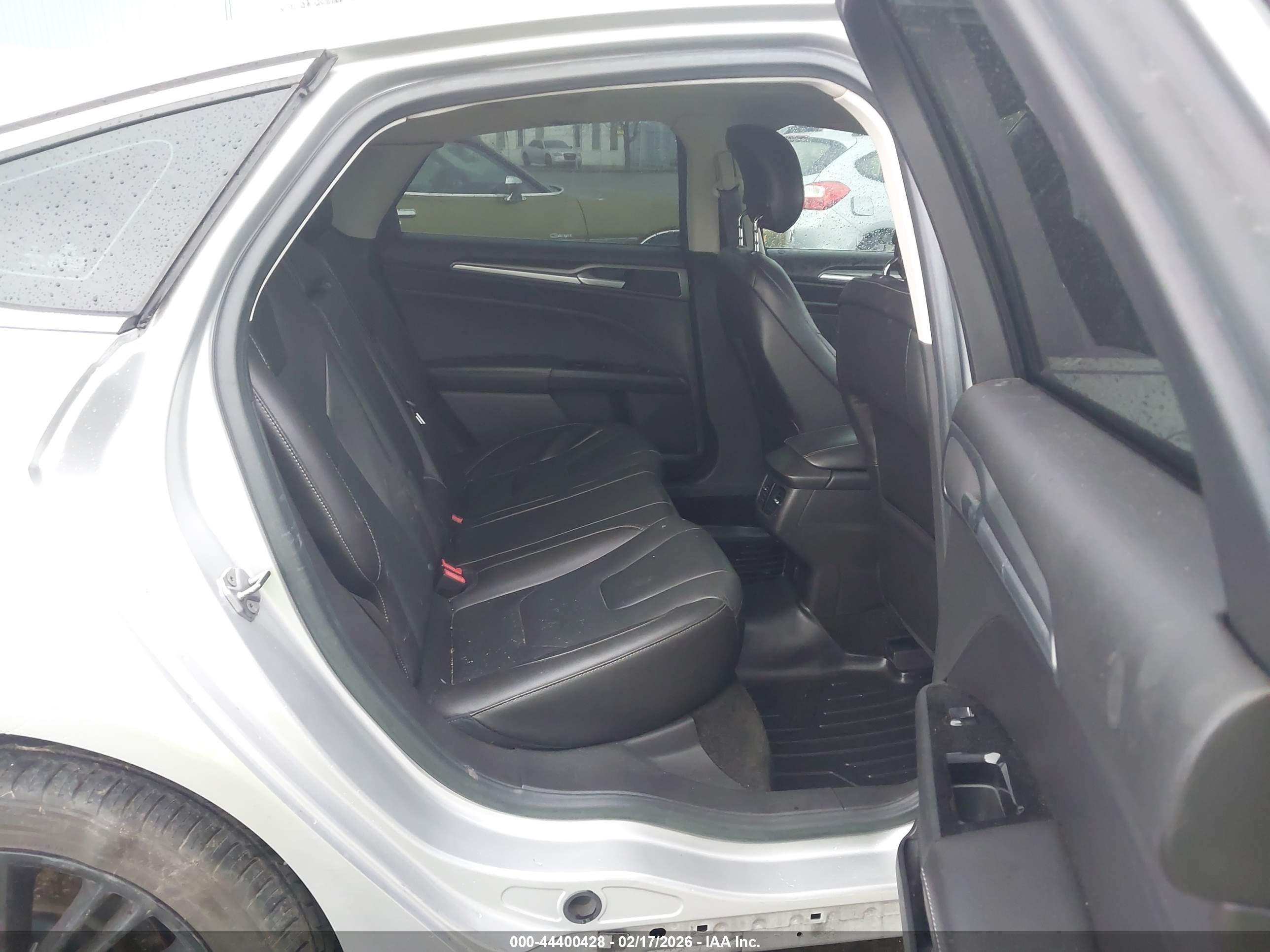 FORD FUSION image 8