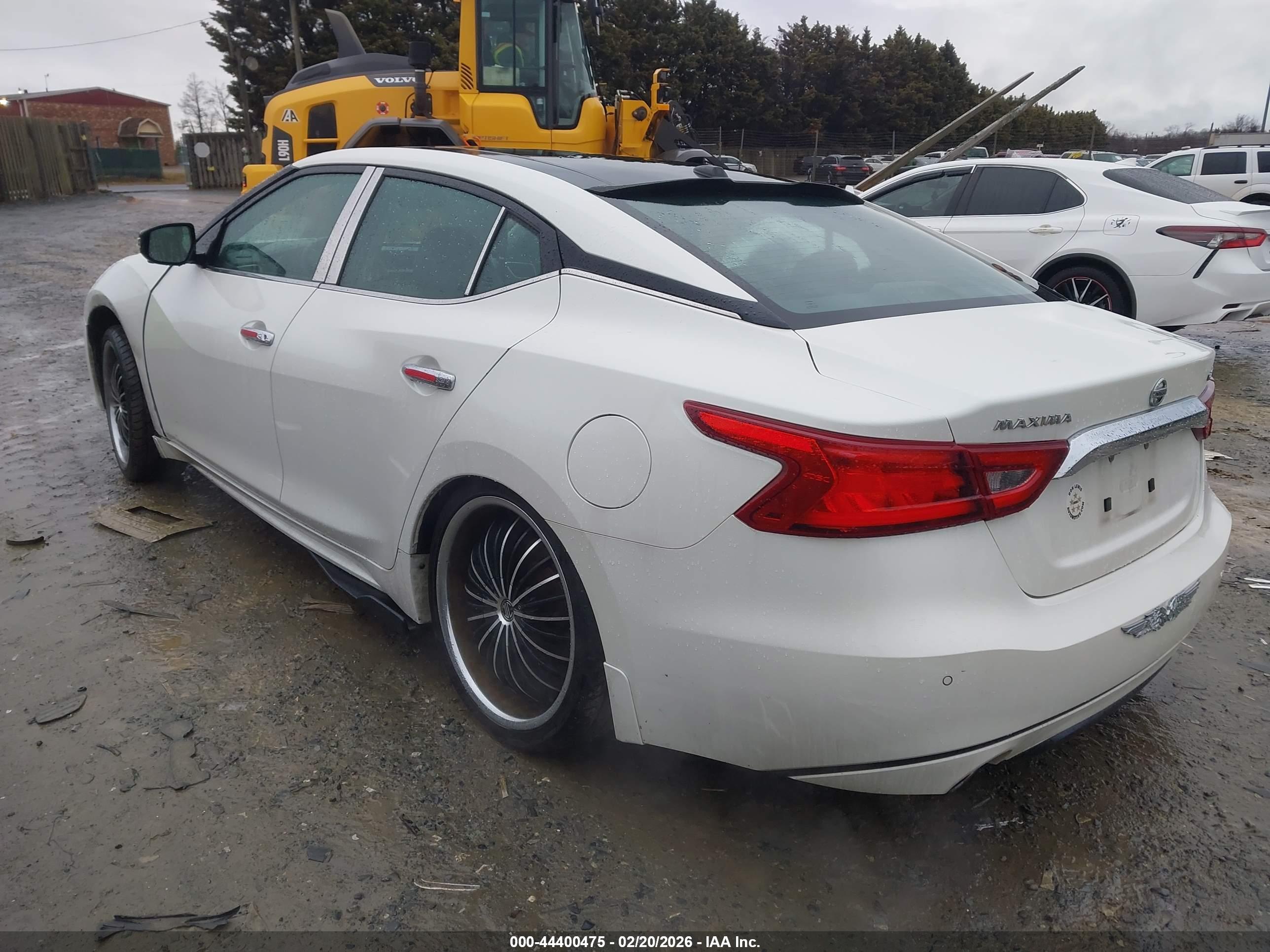 NISSAN MAXIMA image 3