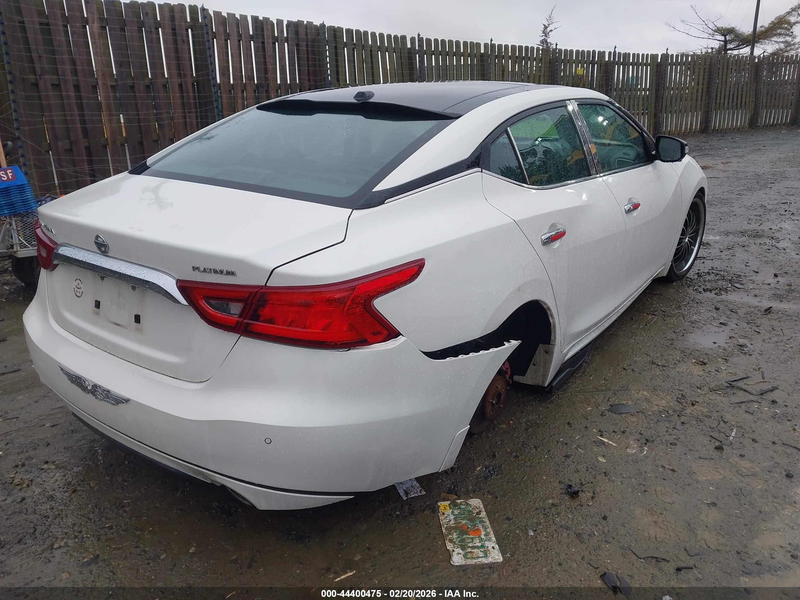 NISSAN MAXIMA image 4