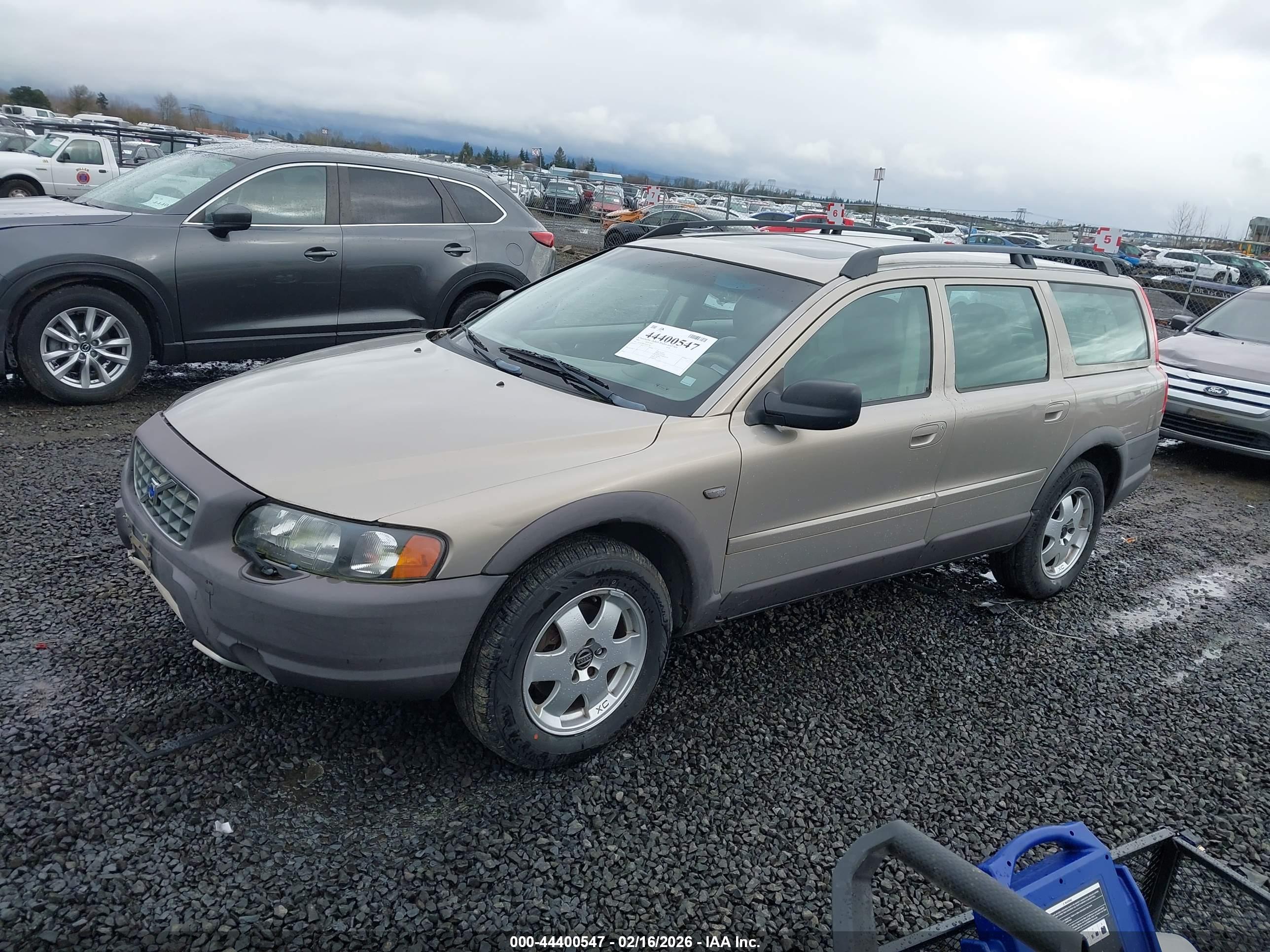 VOLVO V70 image 2