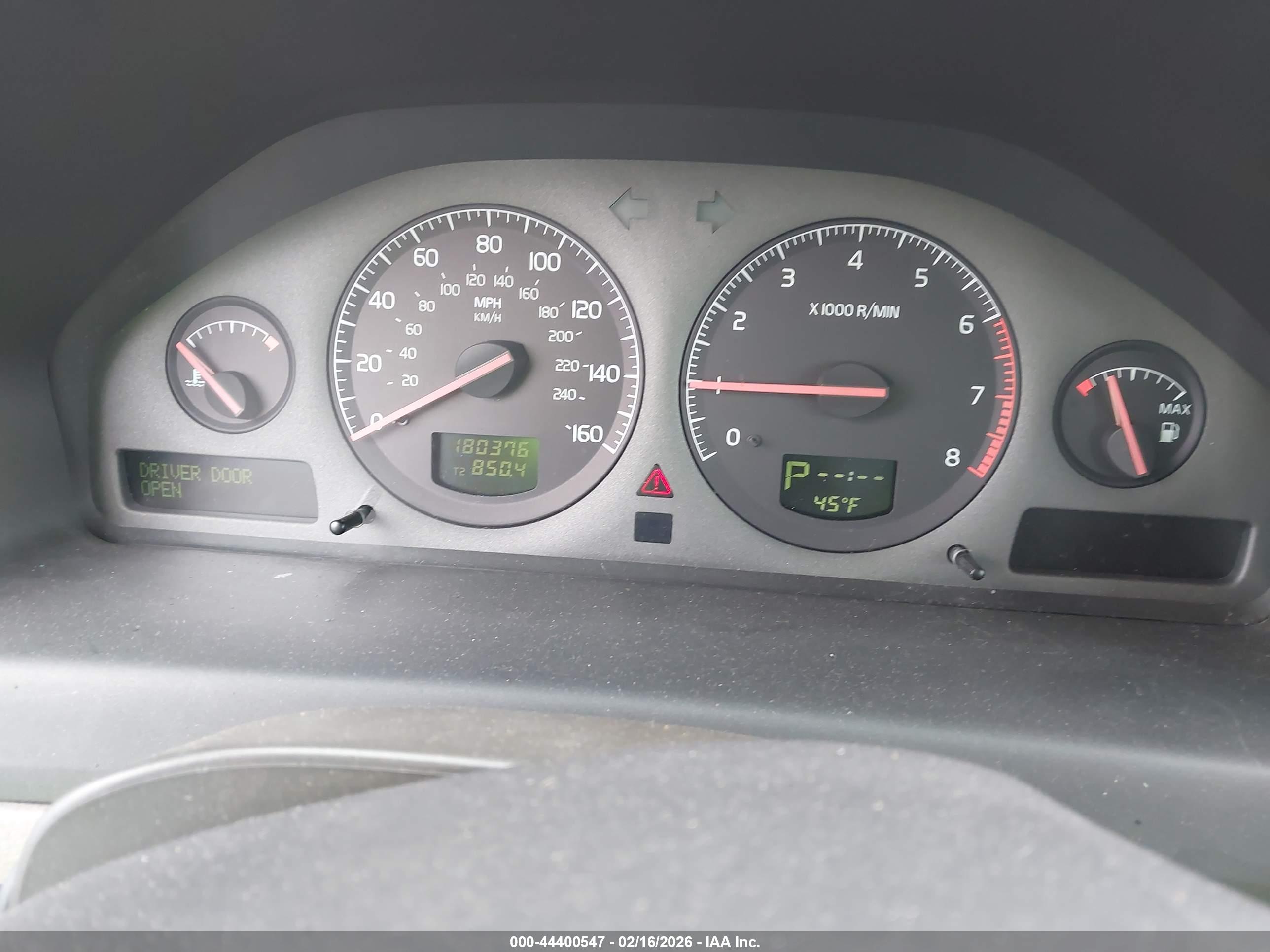 VOLVO V70 image 7