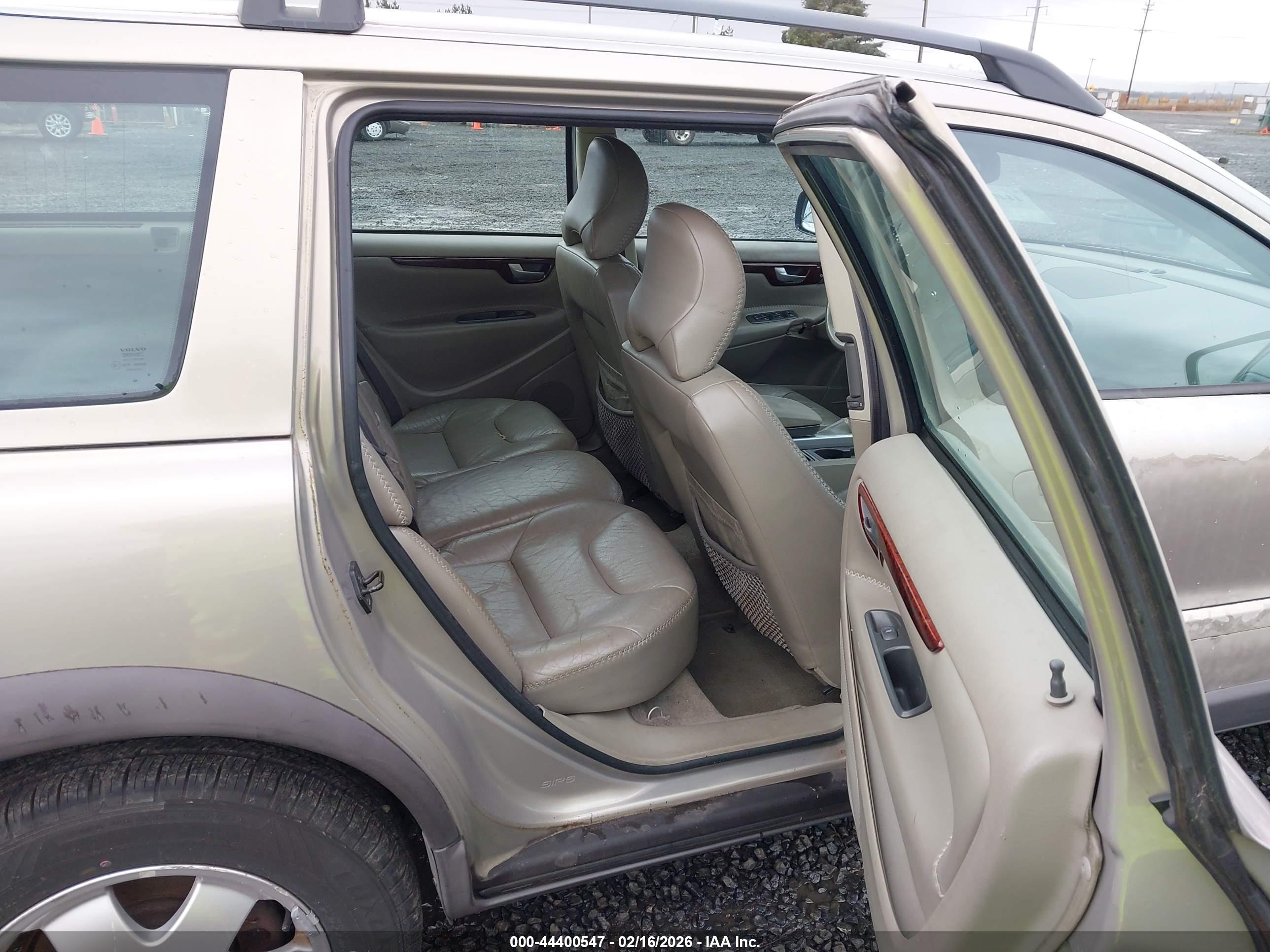 VOLVO V70 image 8