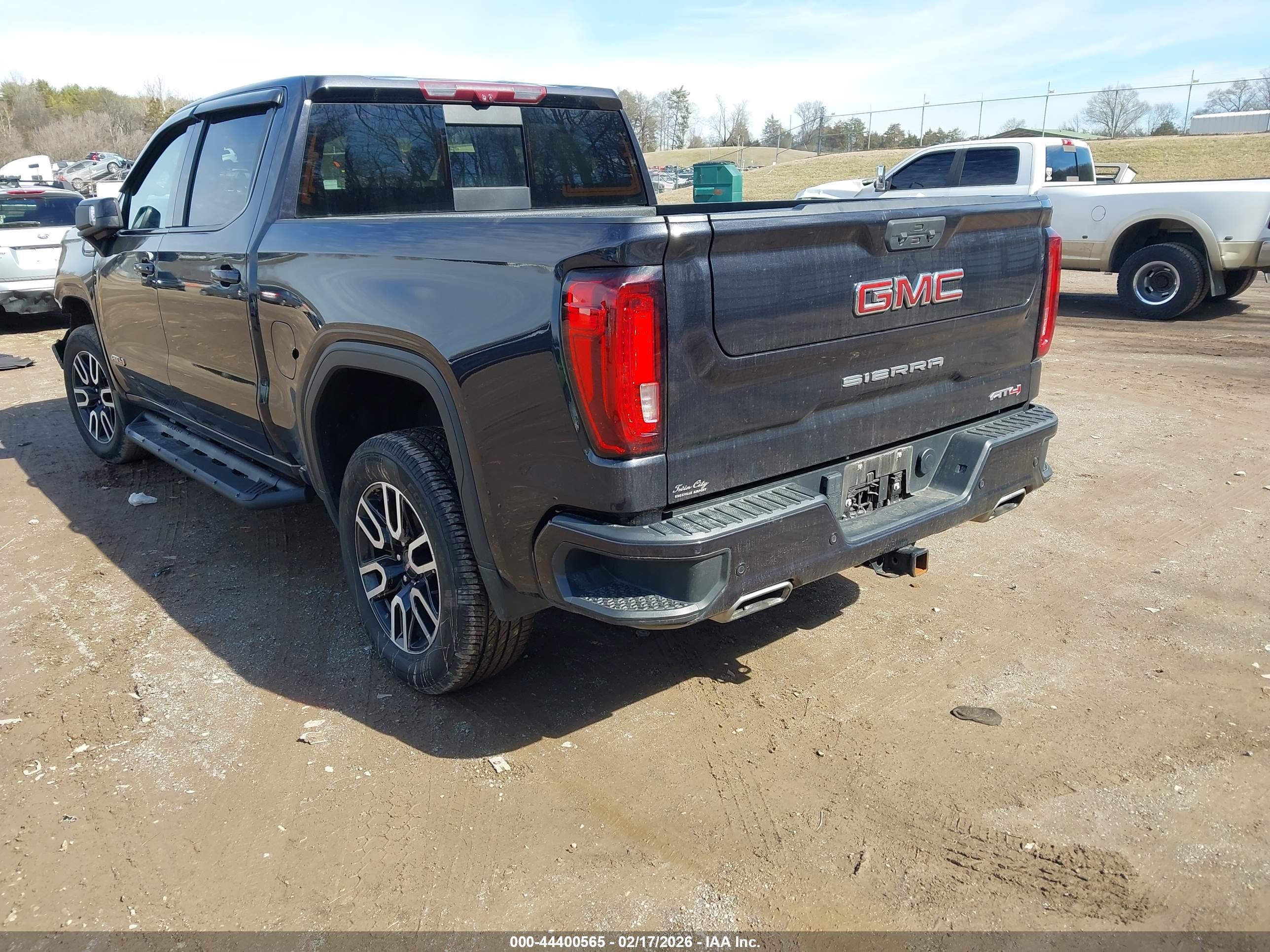 GMC SIERRA image 3