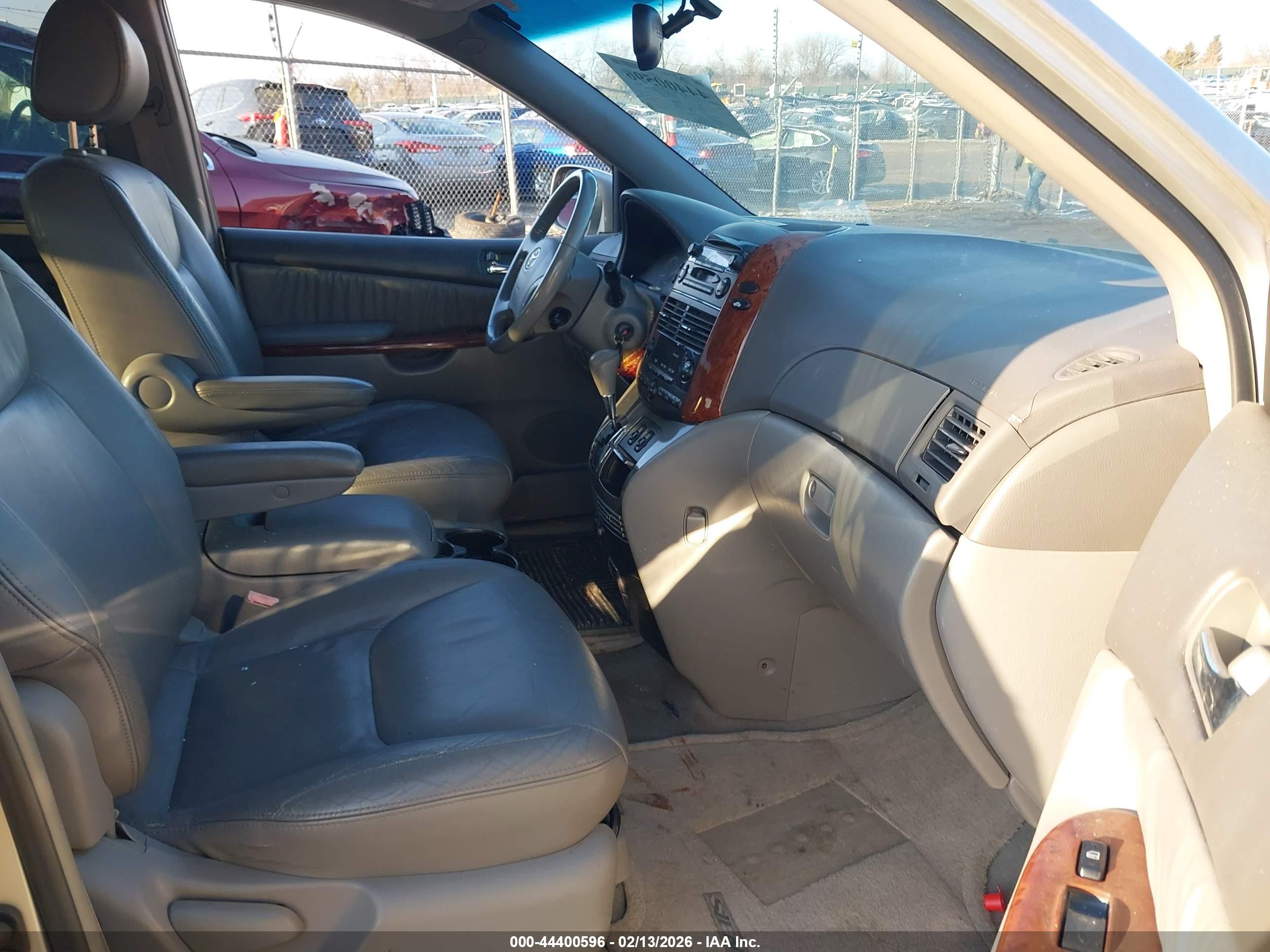 TOYOTA SIENNA image 5