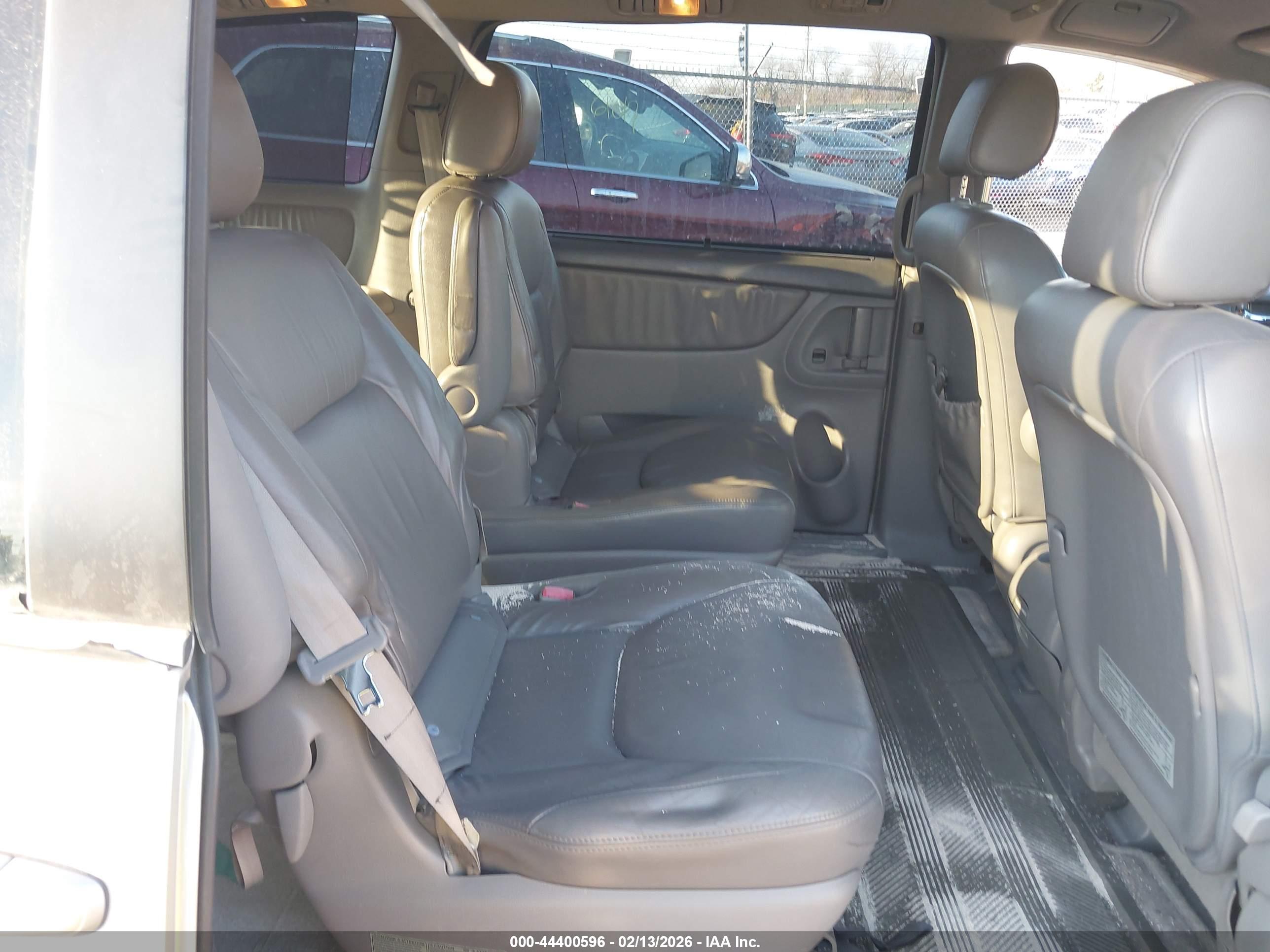 TOYOTA SIENNA image 8