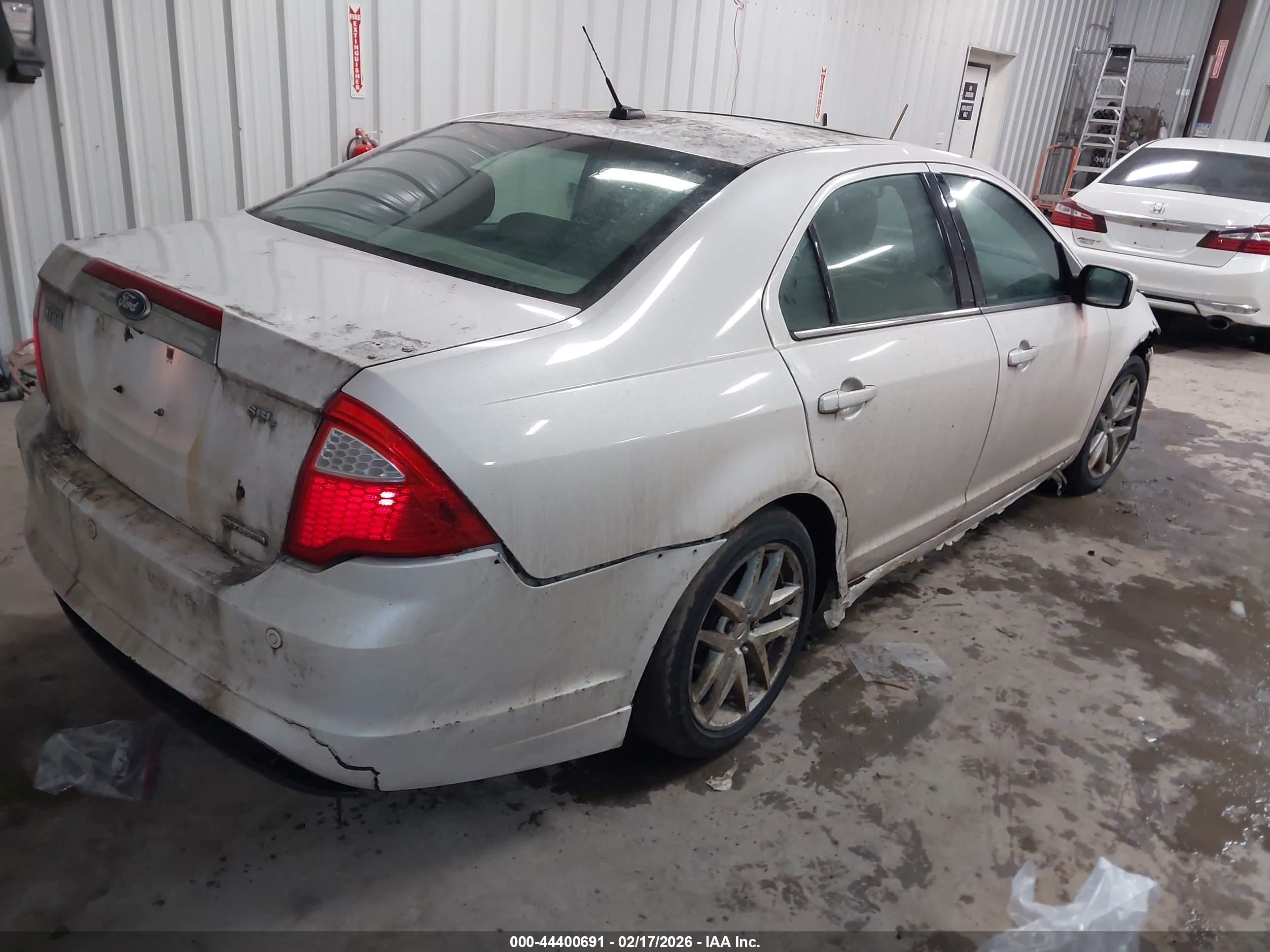 FORD FUSION image 4