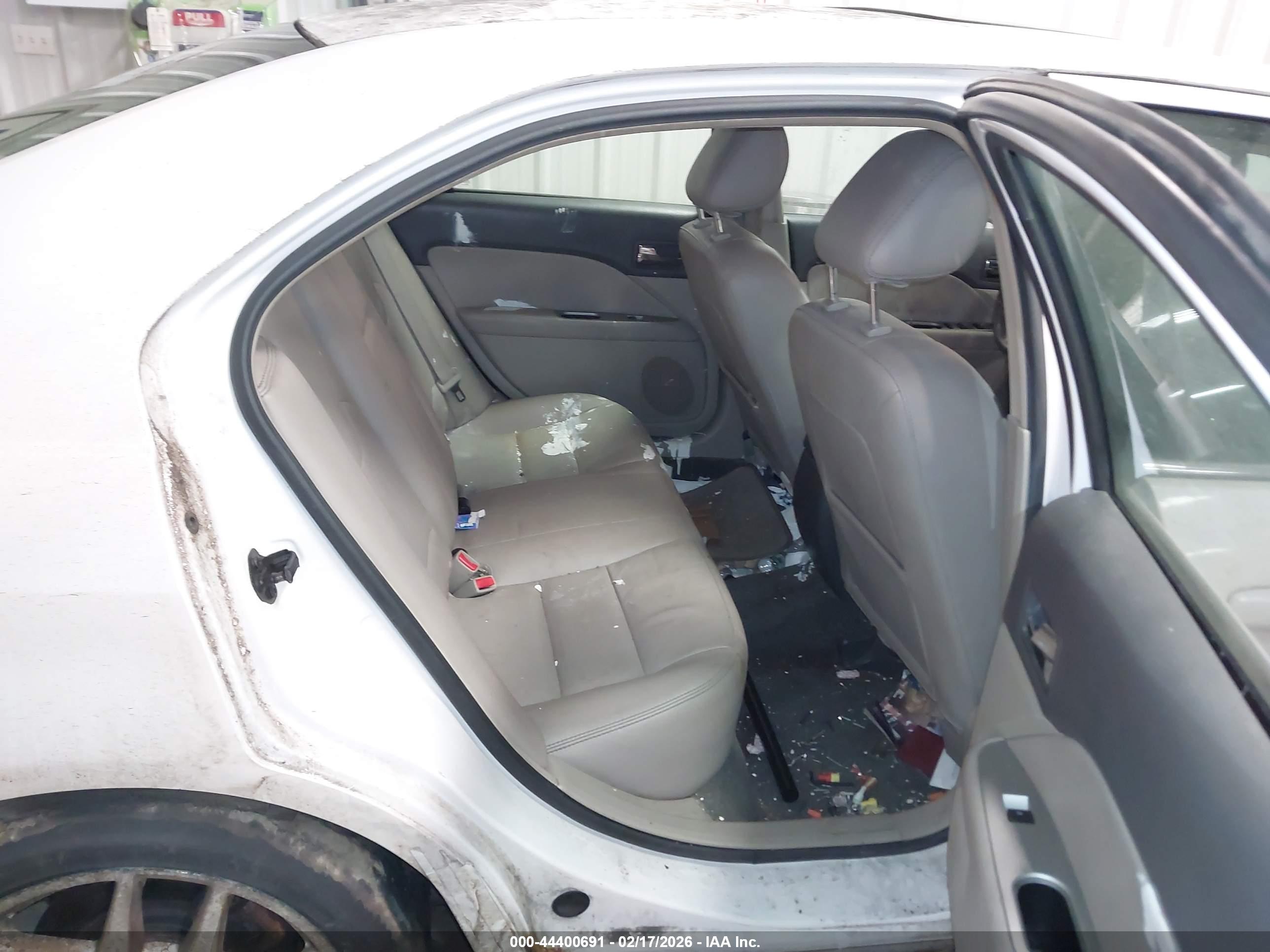 FORD FUSION image 8
