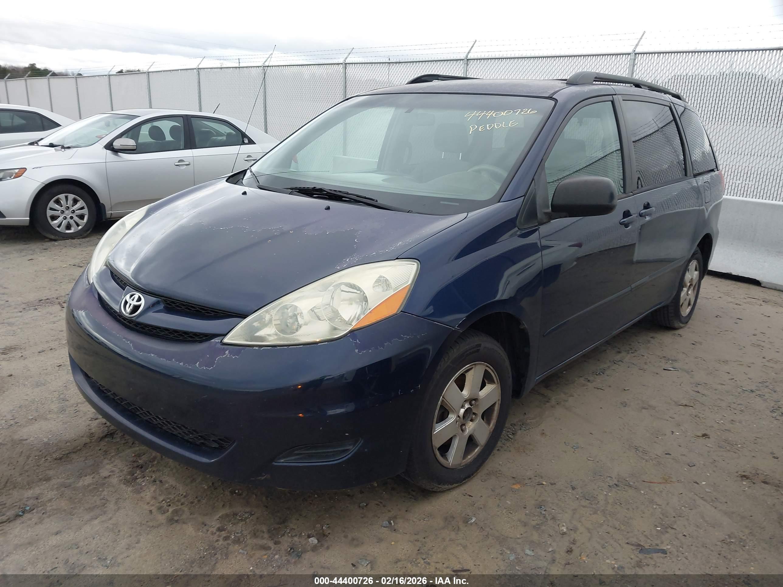 TOYOTA SIENNA image 2