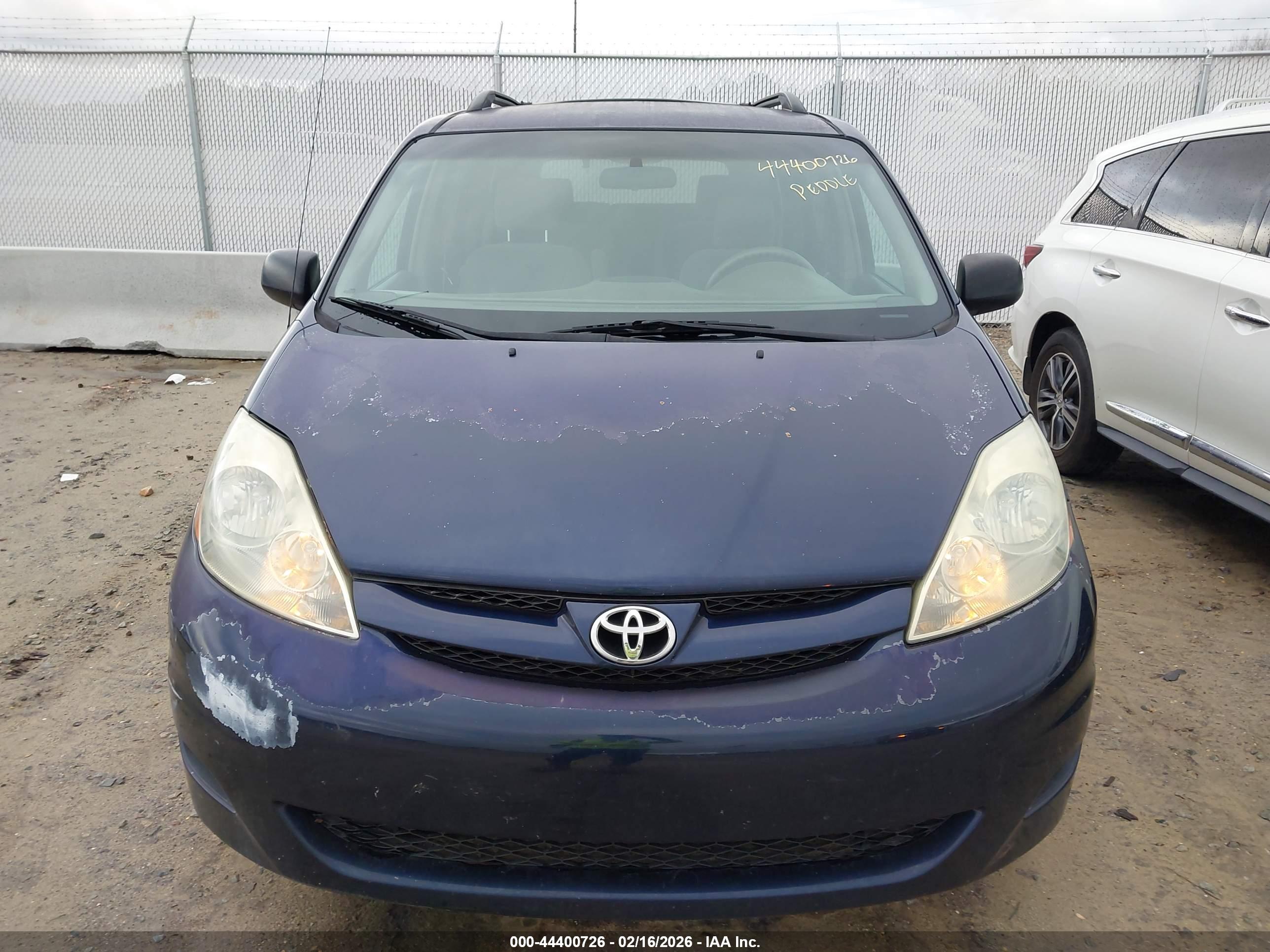 TOYOTA SIENNA image 6