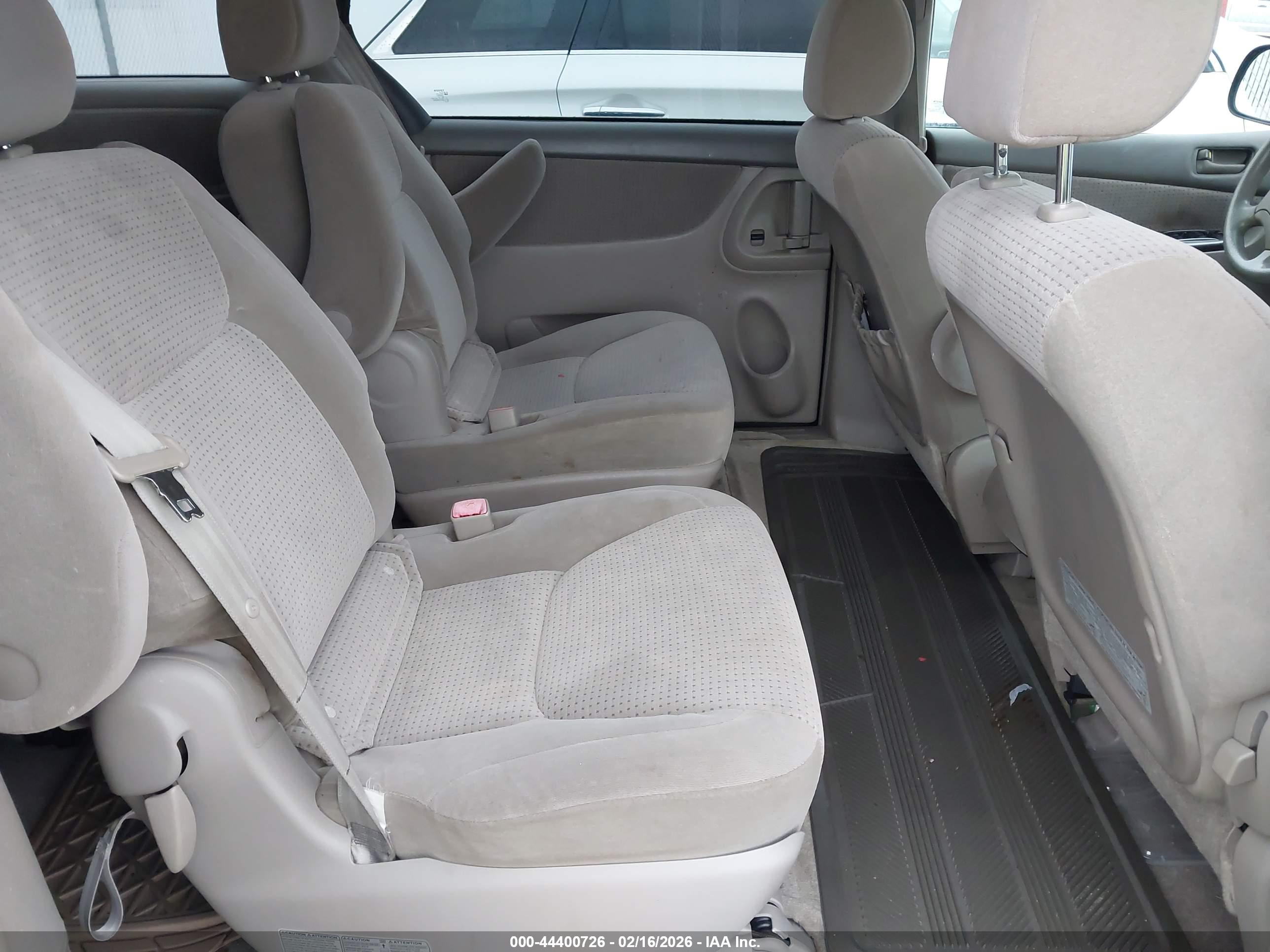 TOYOTA SIENNA image 8