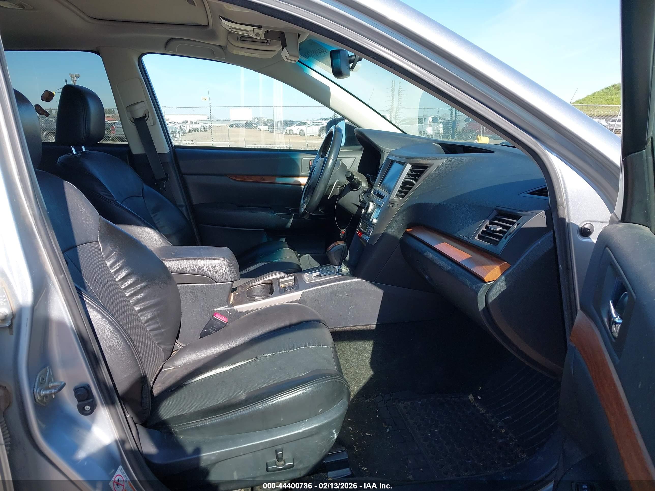 SUBARU OUTBACK image 5