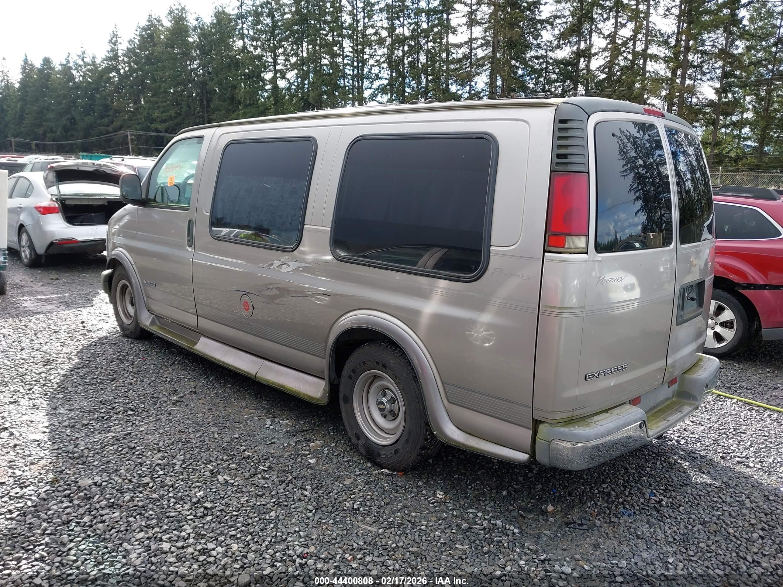 CHEVROLET EXPRESS image 3