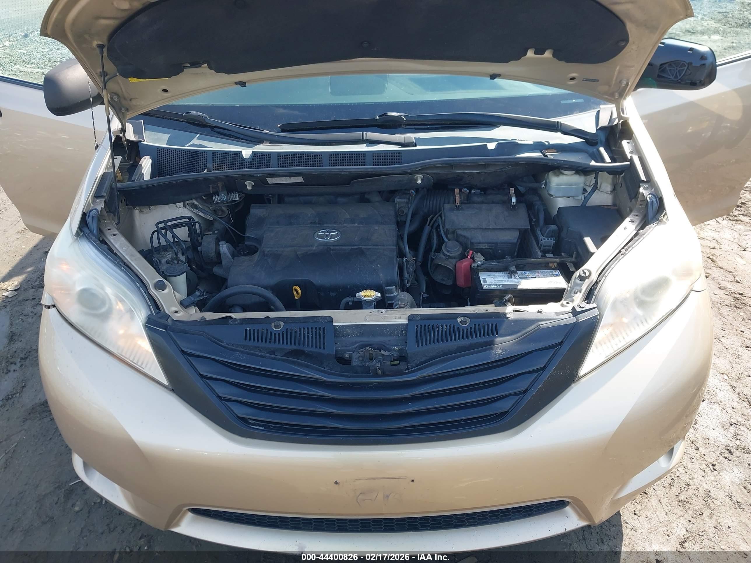 TOYOTA SIENNA image 10