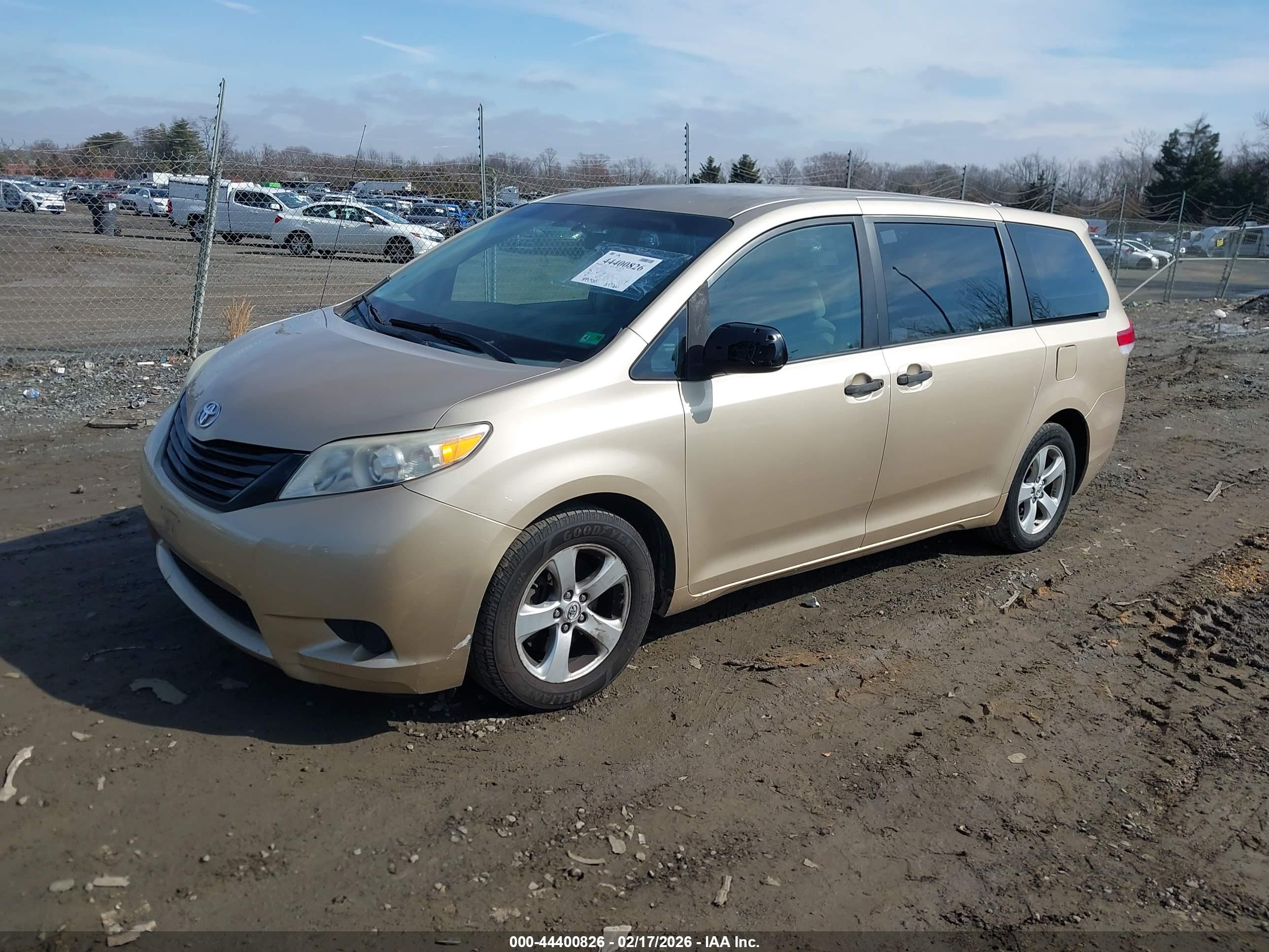 TOYOTA SIENNA image 2