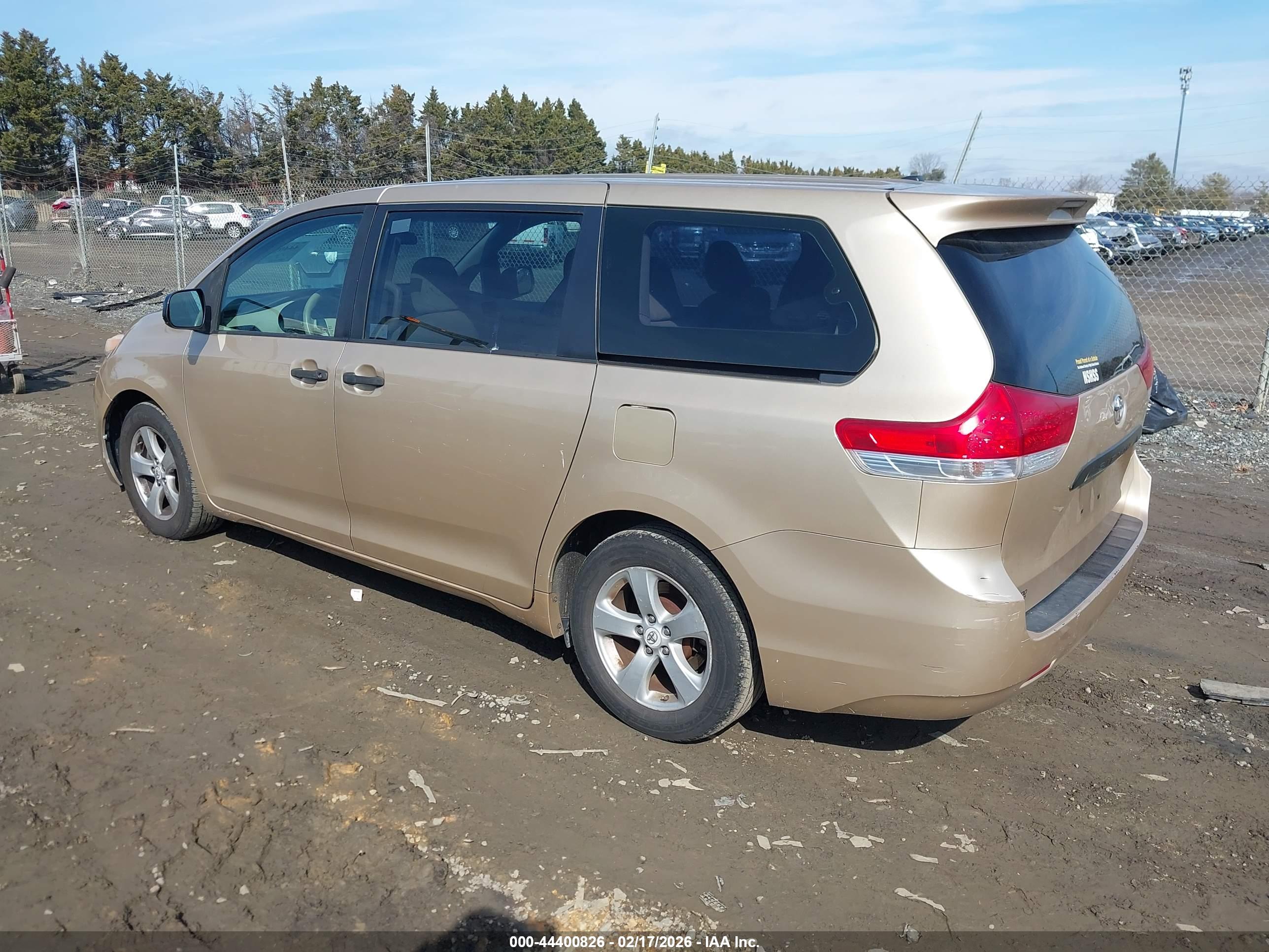 TOYOTA SIENNA image 3