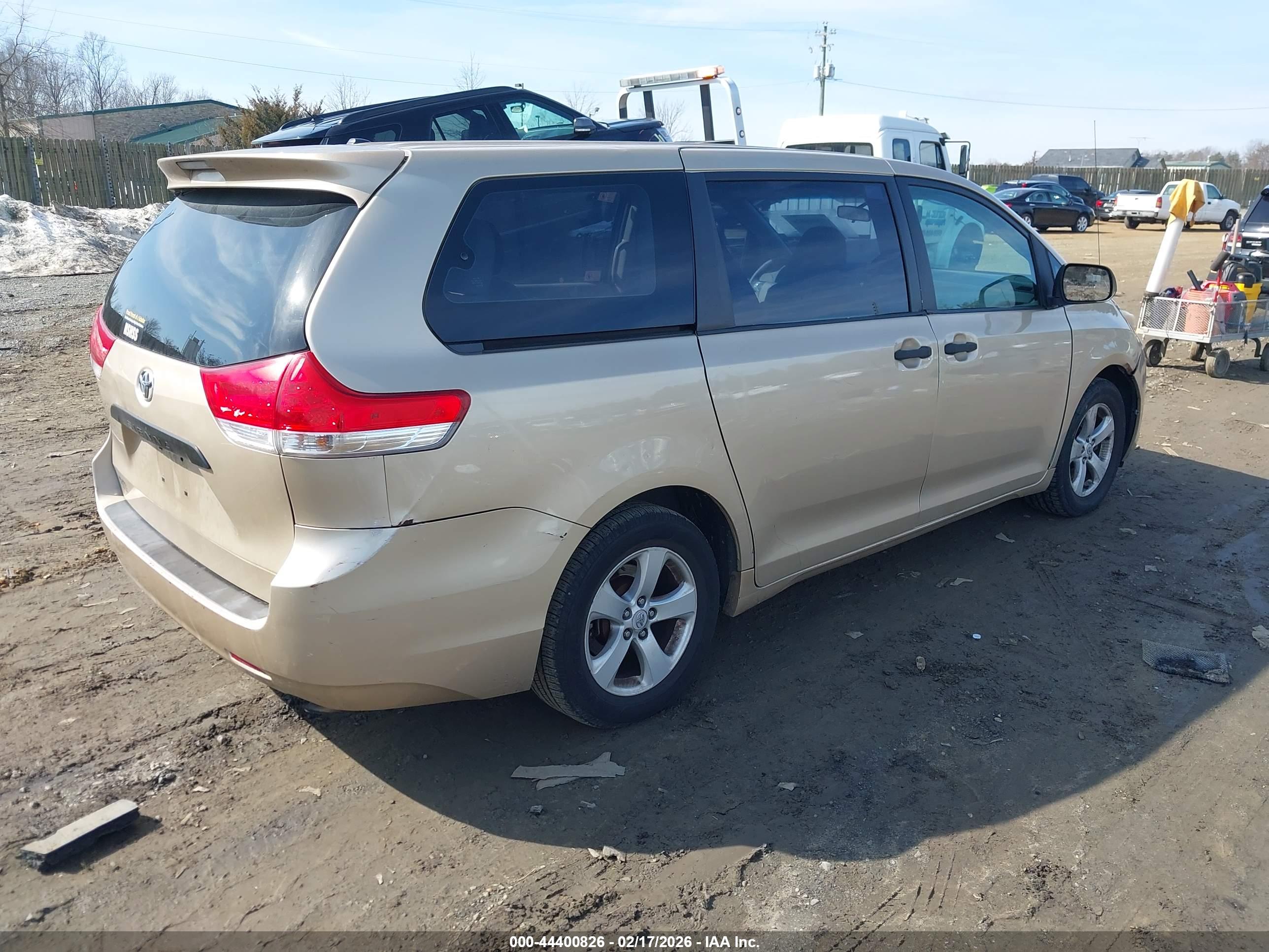 TOYOTA SIENNA image 4