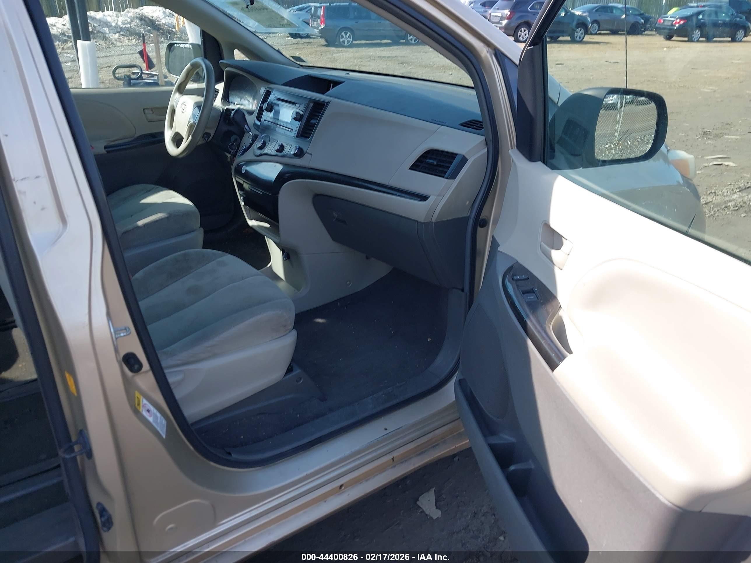 TOYOTA SIENNA image 5