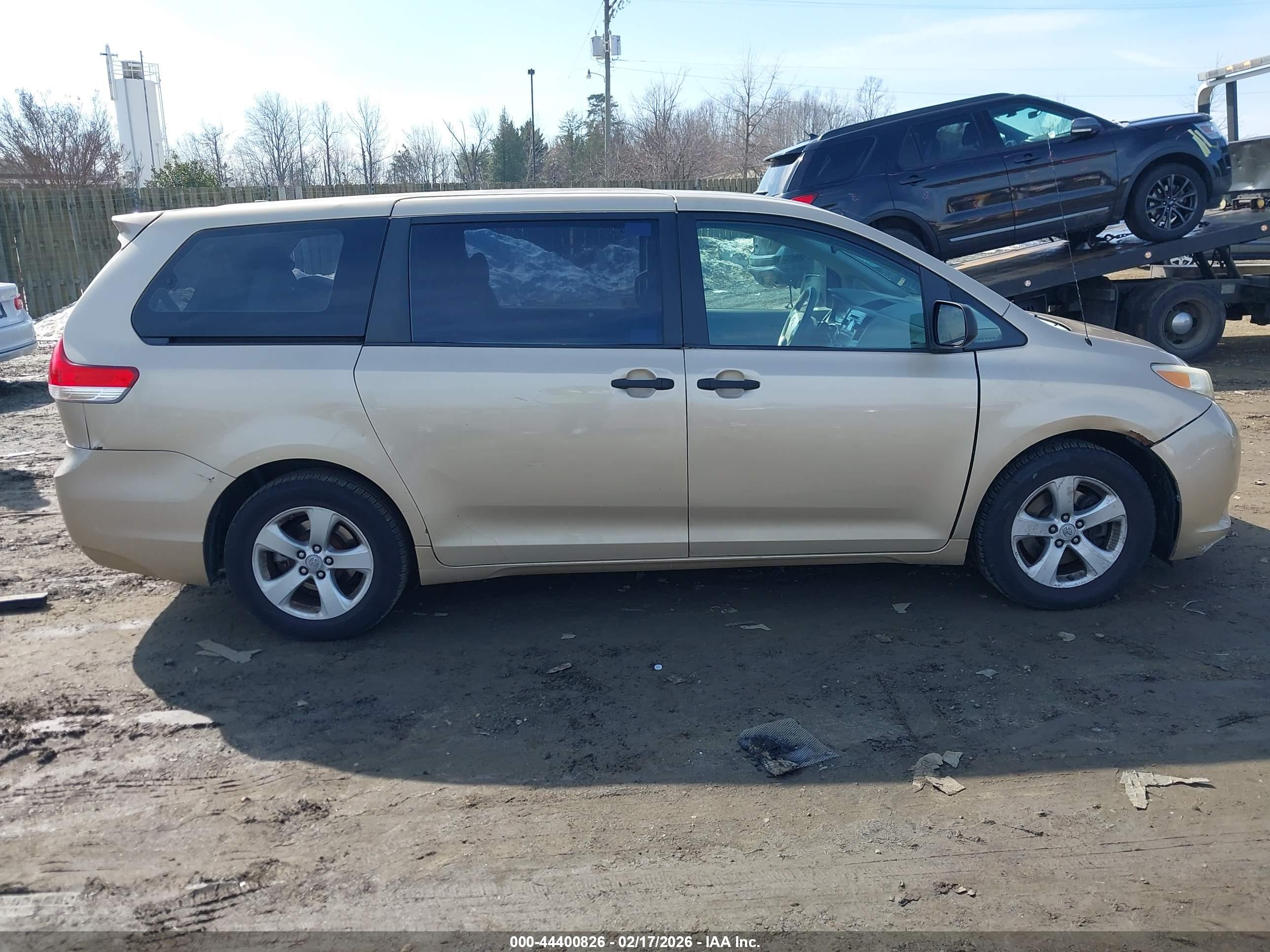 TOYOTA SIENNA image 6