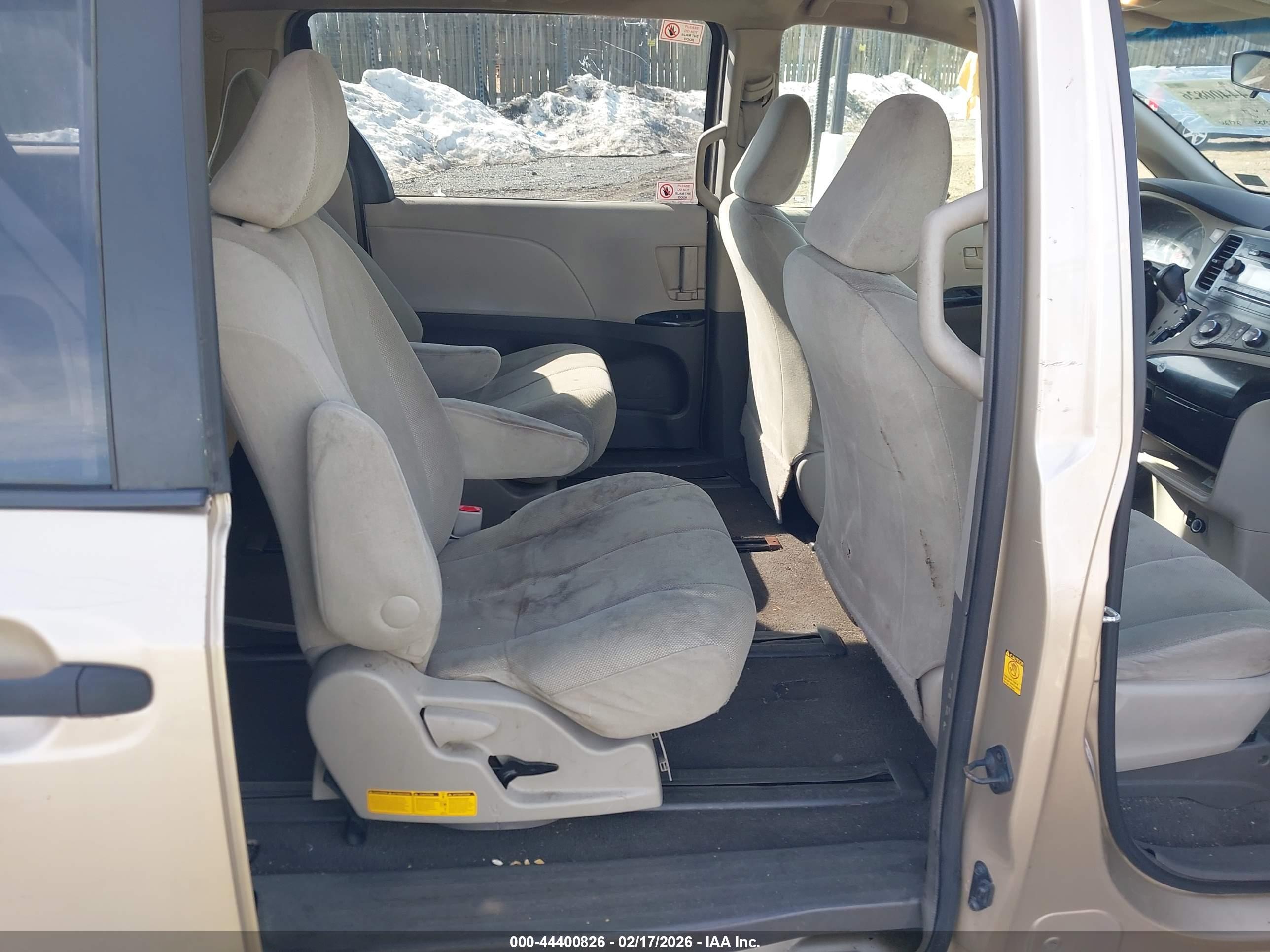 TOYOTA SIENNA image 8