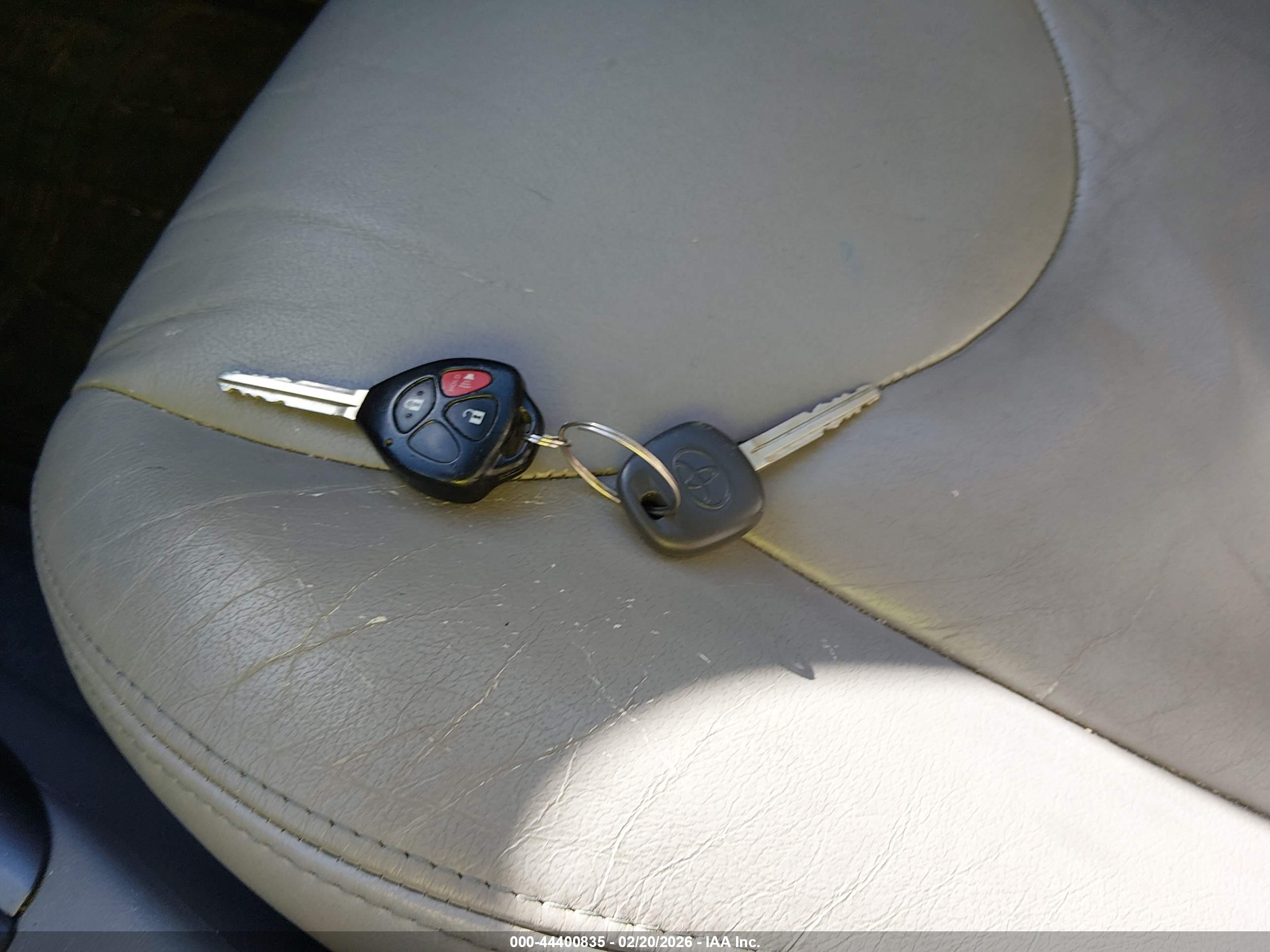 TOYOTA RAV4 image 11
