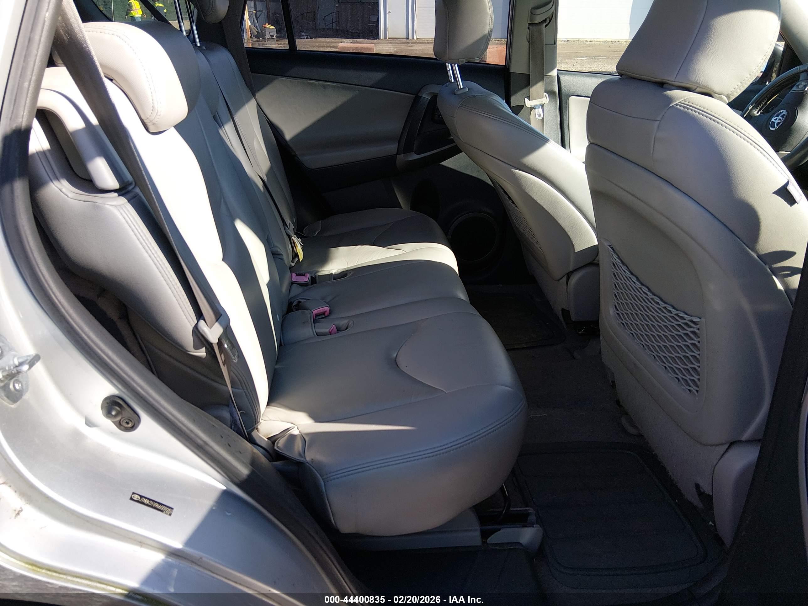 TOYOTA RAV4 image 8