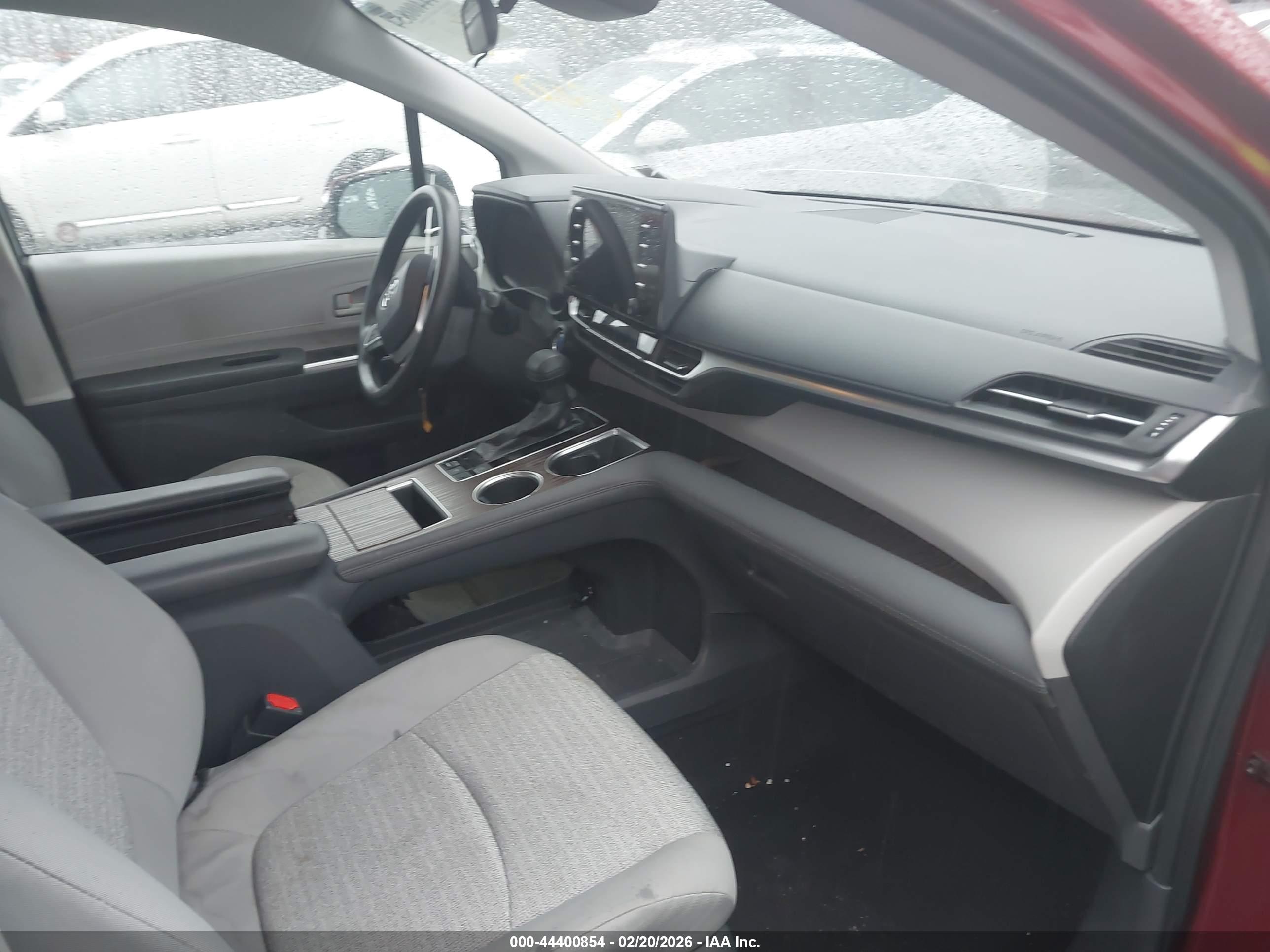 TOYOTA SIENNA image 5