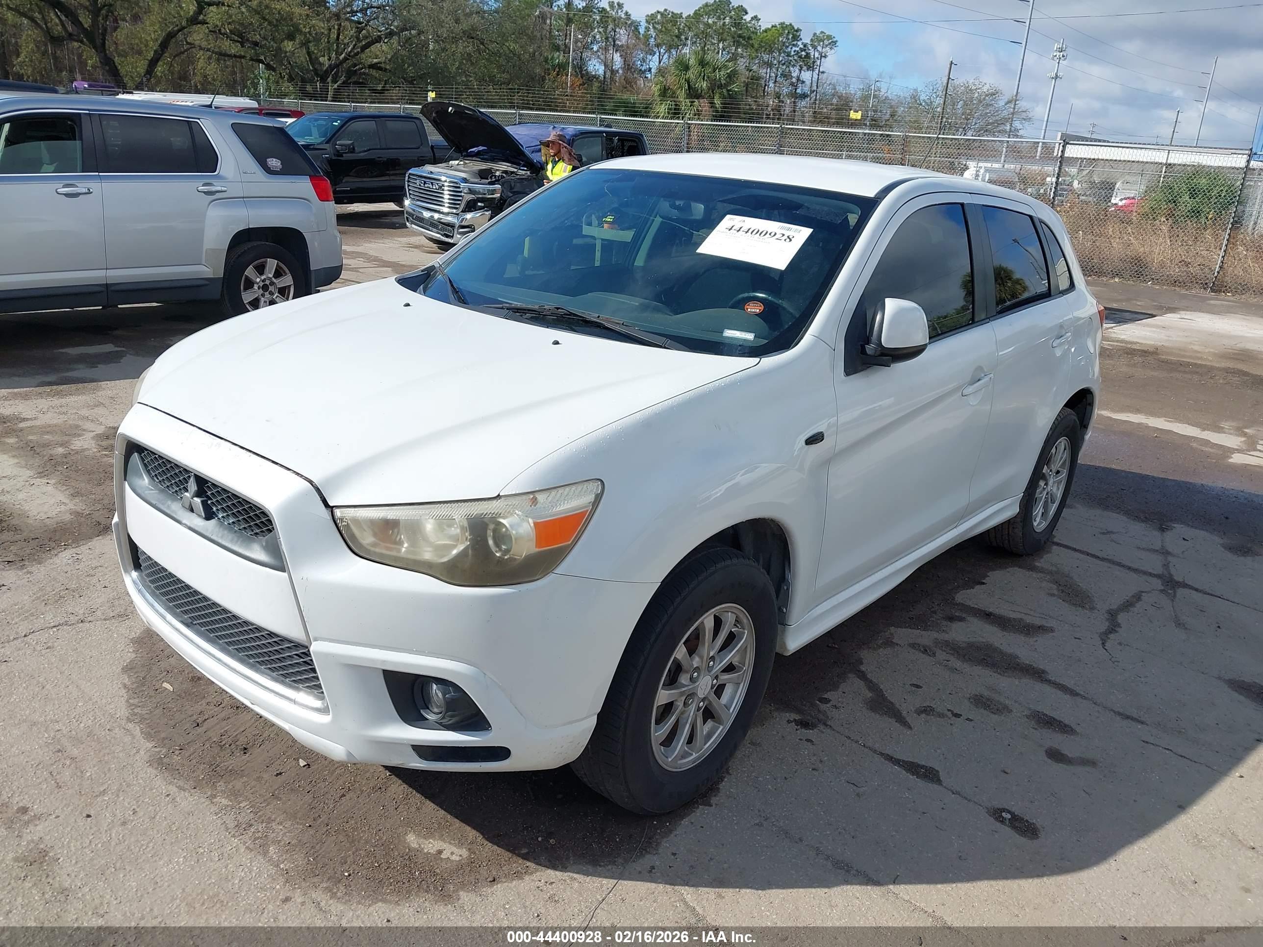 MITSUBISHI OUTLANDER image 2